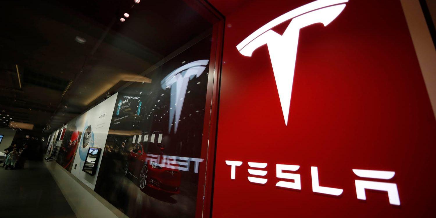 Tesla höjer priserna på vissa modeller för att kunna hålla fler butiker öppna. Arkivbild.