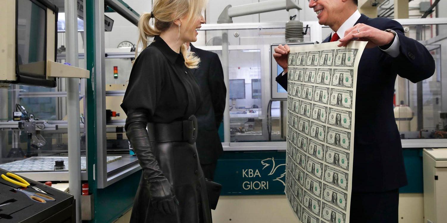 USA:s finansminister Steven Mnuchin visar upp nya endollarssedlar för sin fru Louise Linton.