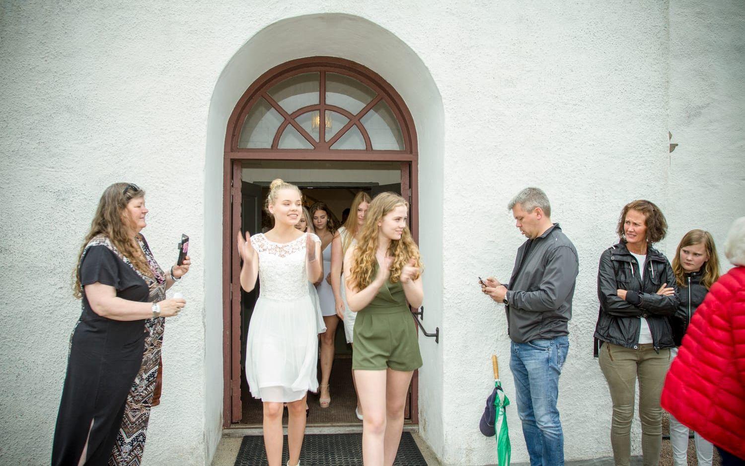 Tågar ut. Molly Andersson och Elisabeth Roos Lindell tågade ur kyrkan sjungandes innan F-6 skulle in för sin avslutning. Bild: Kenny Hjälte