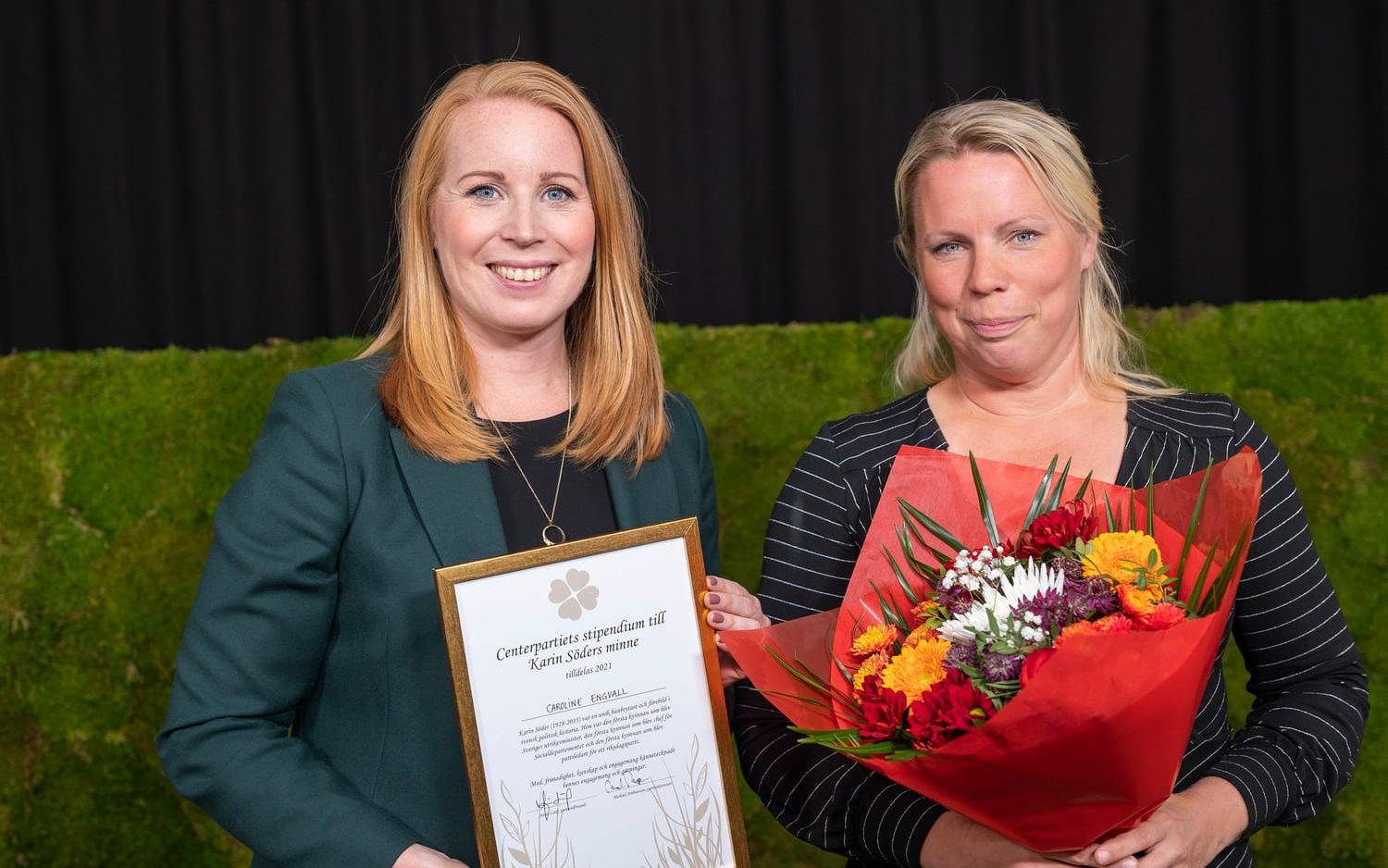 Annie Lööf överlämnar Karin Söder-stipendiet till journalisten och författaren Caroline Engvall.