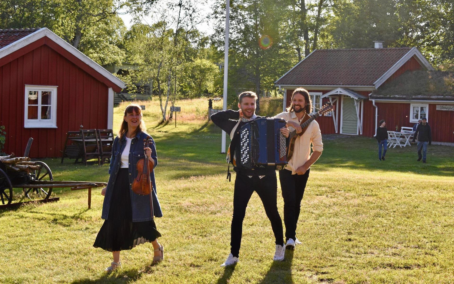 Liv och rörelse när Trio Wolski bjöd på folkmusik i hembygdsparken.