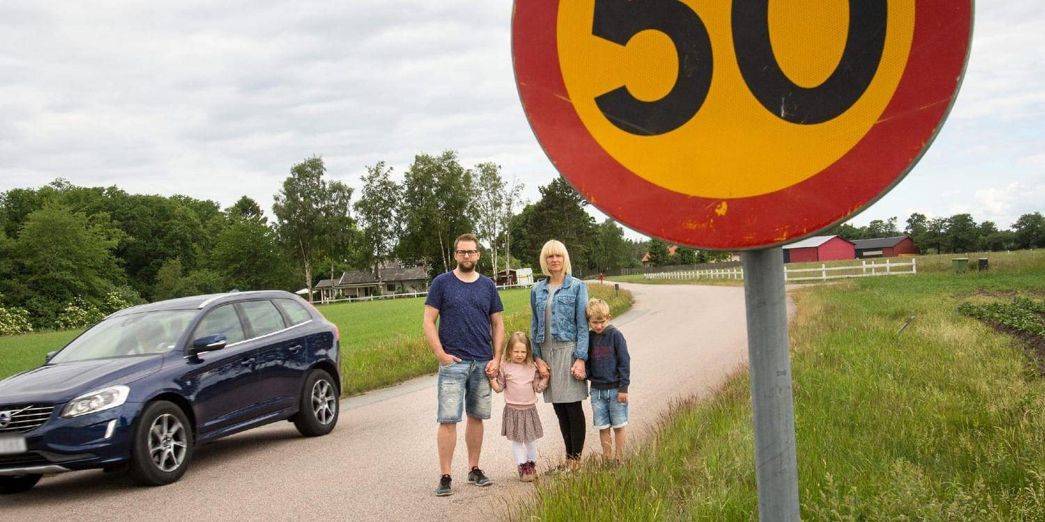 Lurig väg. 1 juni skyltas vägen om till 50 över sommaren. Paul Thur och Marie Cronqvist med barnen Emmy och Truls vill ha lägre hastighet året om.