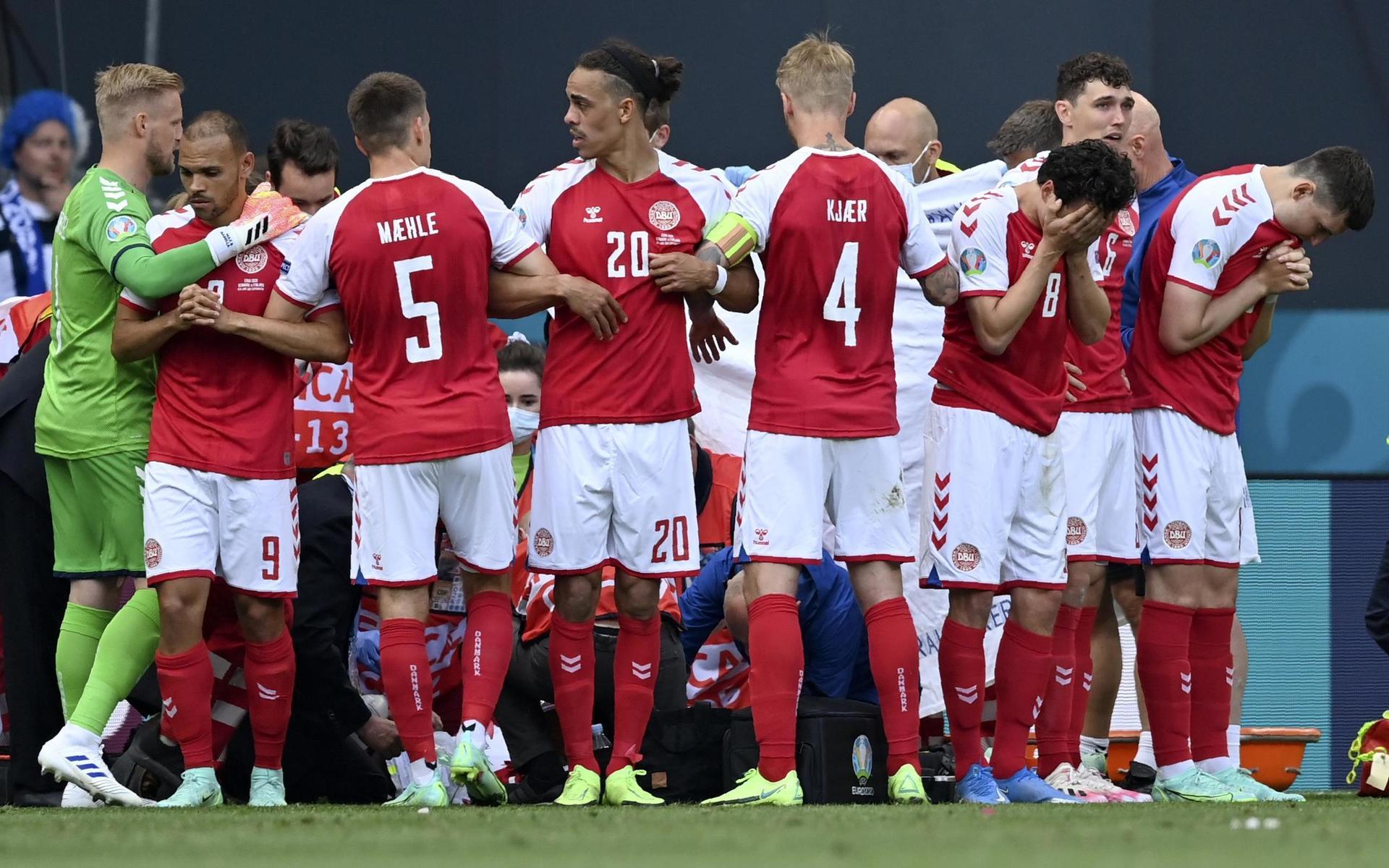 Danska fotbollförbundet meddelade efter en stund att Eriksen är vaken. 