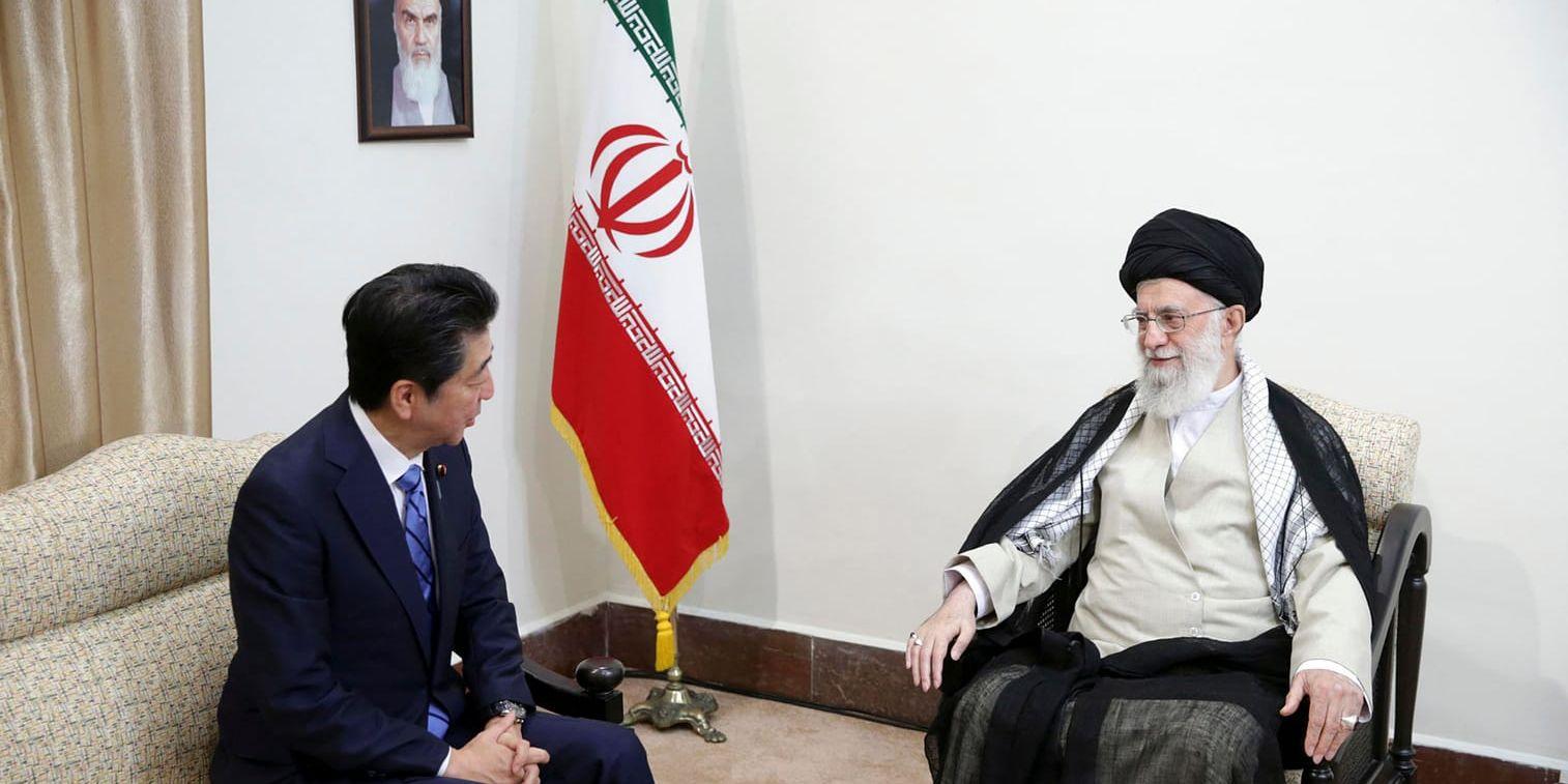 Japans president Shinzo Abe samtalar med ayatolla Ali Khamenei på denna bild tillhandahållen av ayatollans kansli.