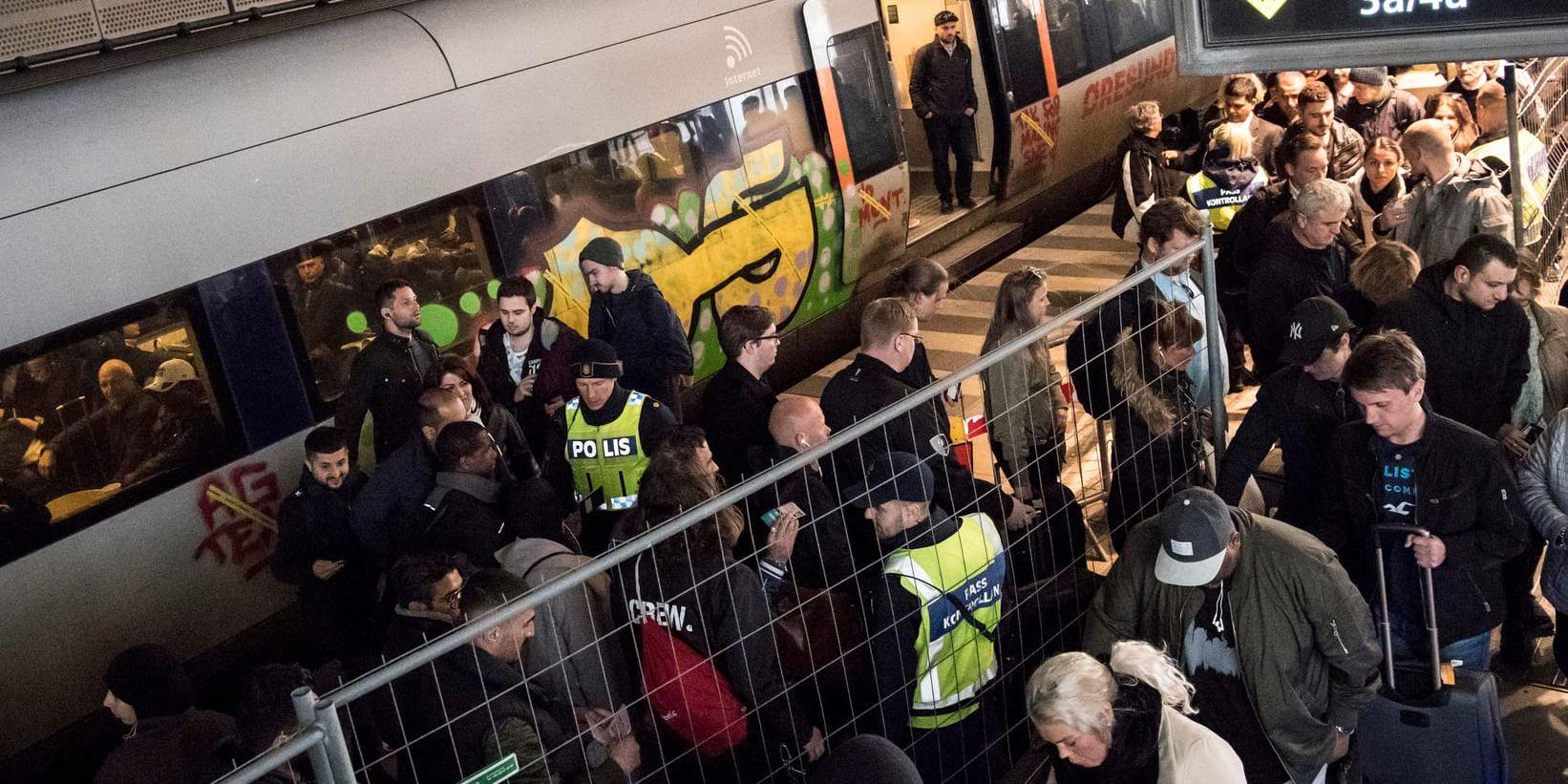 Polis och passkontrollanter vid gränskontrollen på stationen Hyllie i Malmö. Arkivbild.