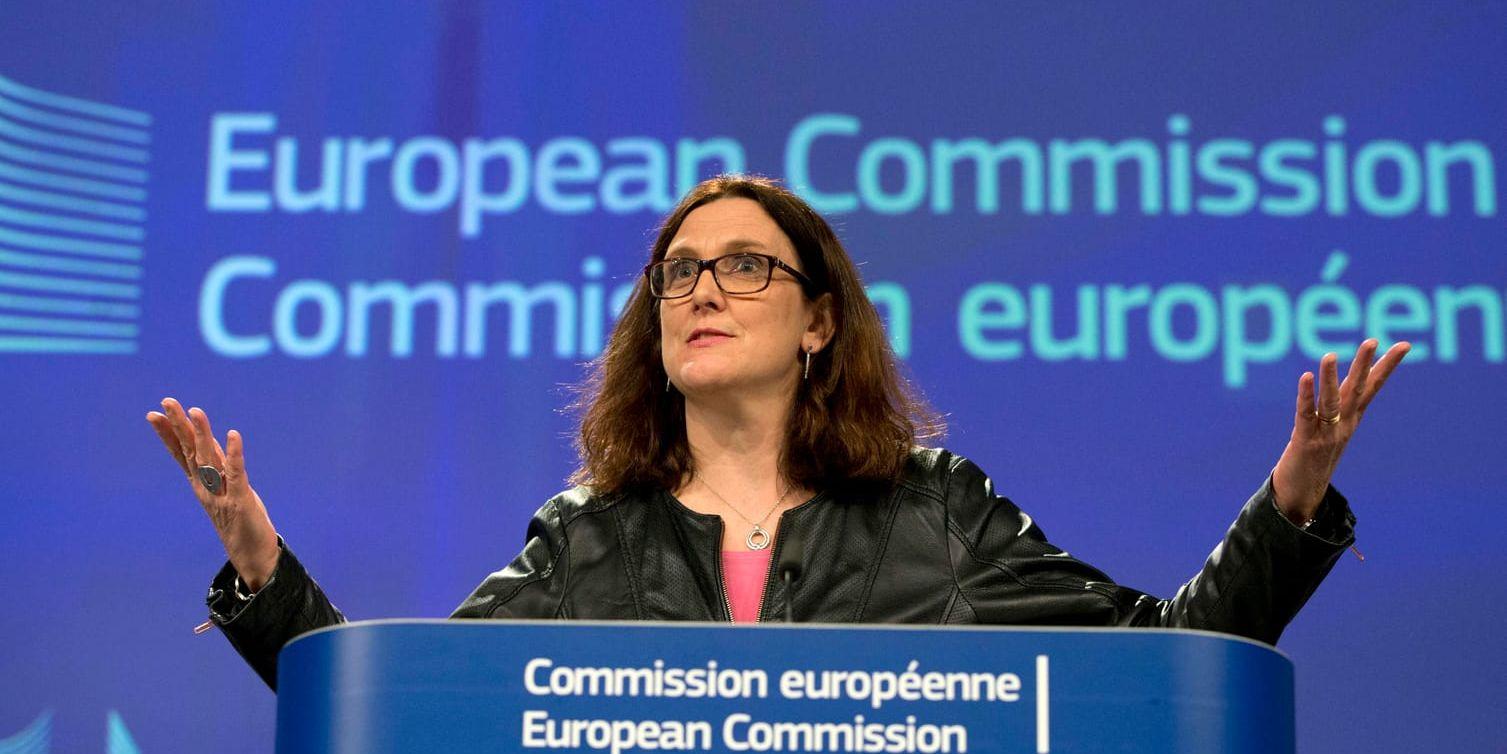 EU:s handelskommissionär Cecilia Malmström berättar på en presskonferens i Bryssel om hur EU tänker svara på eventuella ståltullar i USA.