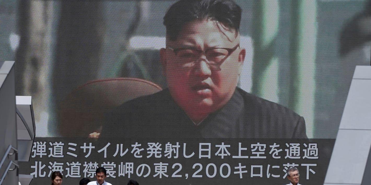 En storbildsskärm i Tokyo visar Nordkoreas diktator.