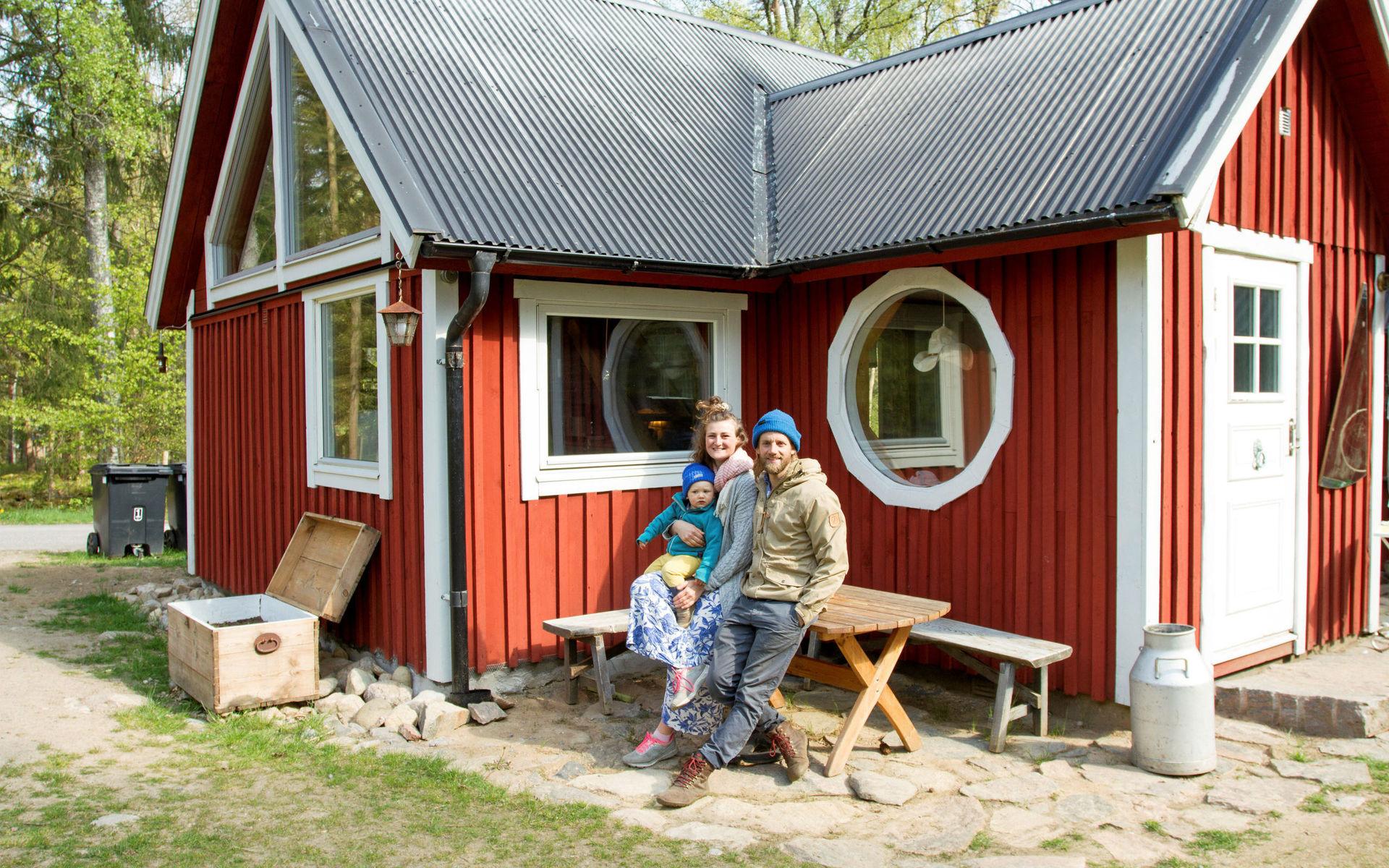 Felicia Garellick och Kristian Jakobsson stortrivs i sitt hus i Kungsbygget vid foten av Hallandsås.