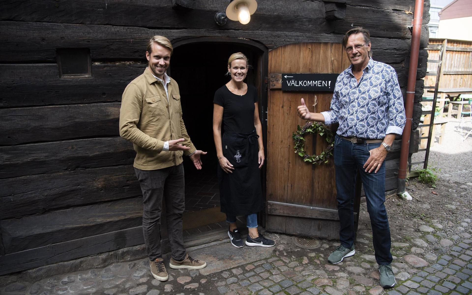 För några veckor sedan öppnade kafé Brooktorpsgården i ny regi. Hädanefter är det Filip Klasén, Mia Gunnarsson och Johan Klasén som driver verksamheten. 