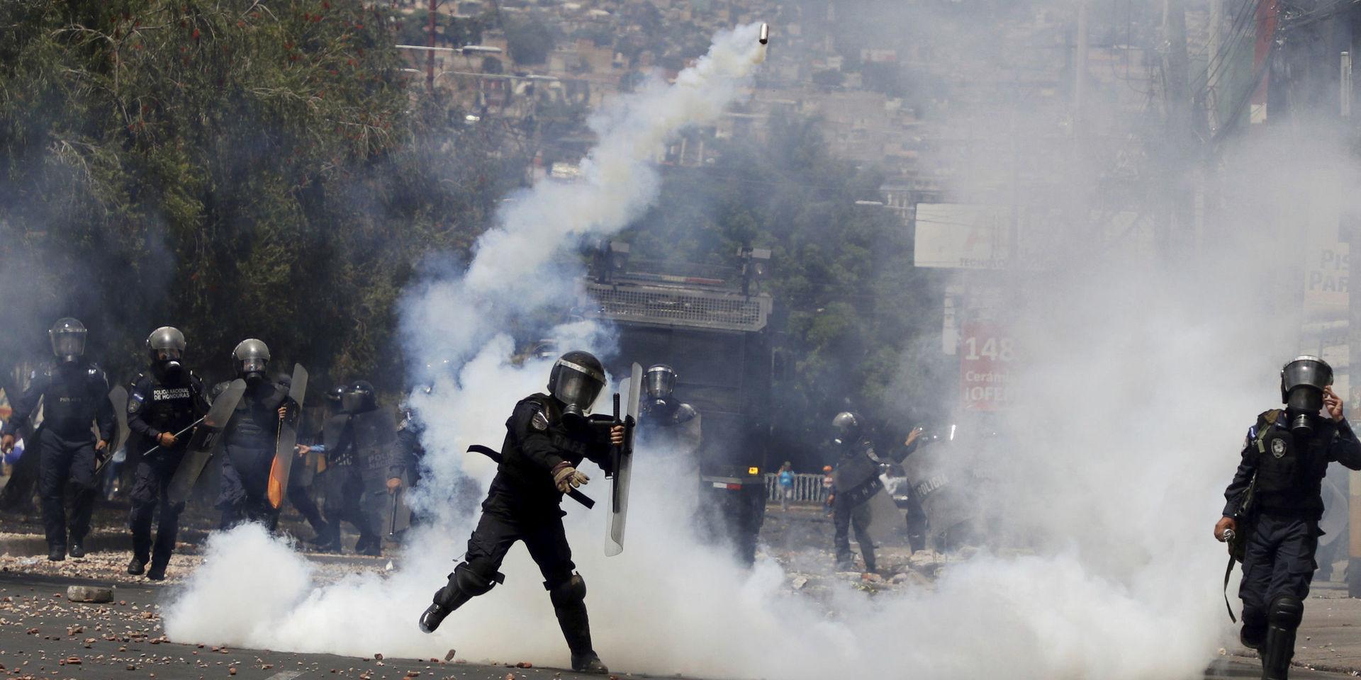 Poliser kastar tårgasgranater mot demonstranter under en tidigare protest mot president Juan Orlando Hernández i Tegucigalpa den 15 september. Arkivbild. 
