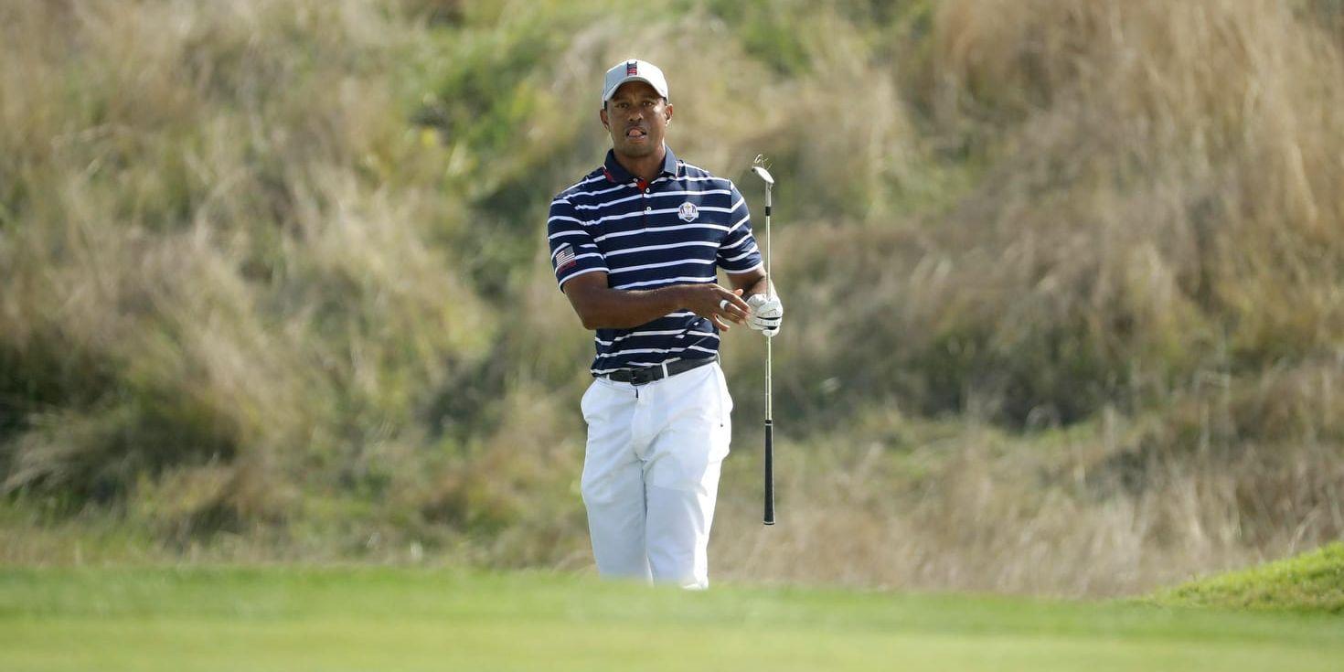 Tiger Woods förlorade sin första match i årets Ryder Cup.