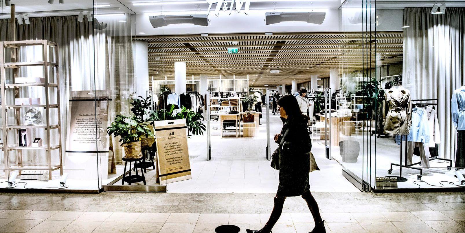 H&M är ett svenskt börsbolag som släpper ut mycket koldioxid i sin verksamhet. Arkivbild.