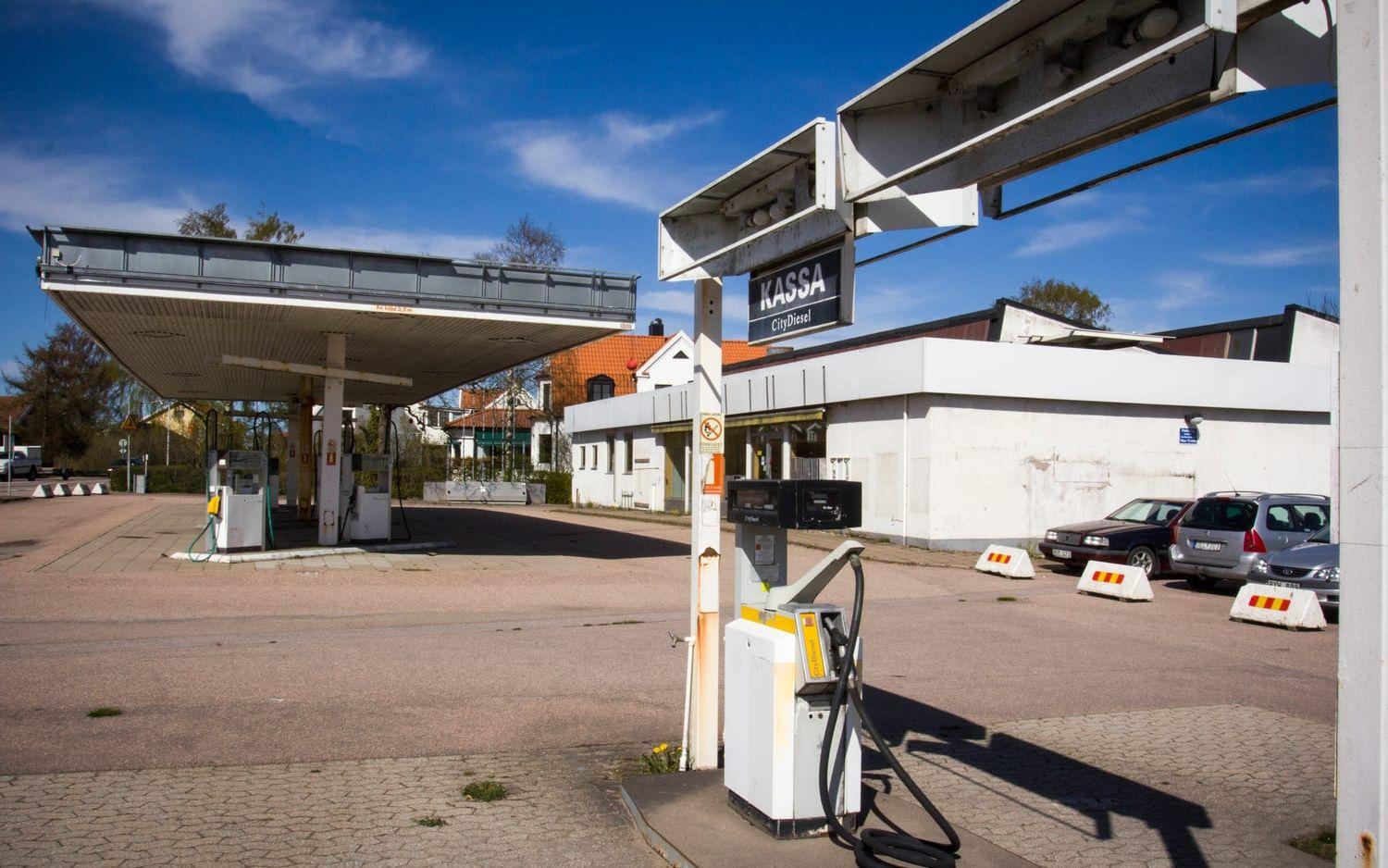 Ska efterbehandlas. Oljebolaget St1 är har dömts skyldigt att sanera dieselföroreningen på den gamla Shellmacken på Ängelholmsvägen i Laholm. Bild: Jonatan Gernes