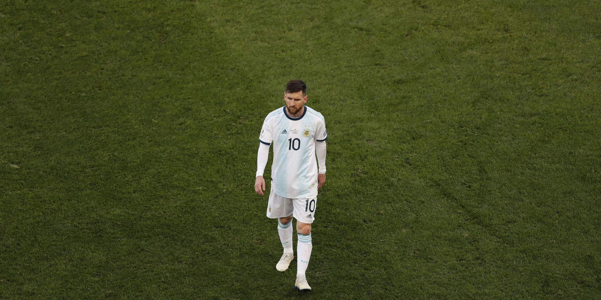 Lionel Messi vandrar av planen efter att ha blivit utvisad i semifinalen mot Chile i Copa América tidigare i juli.
