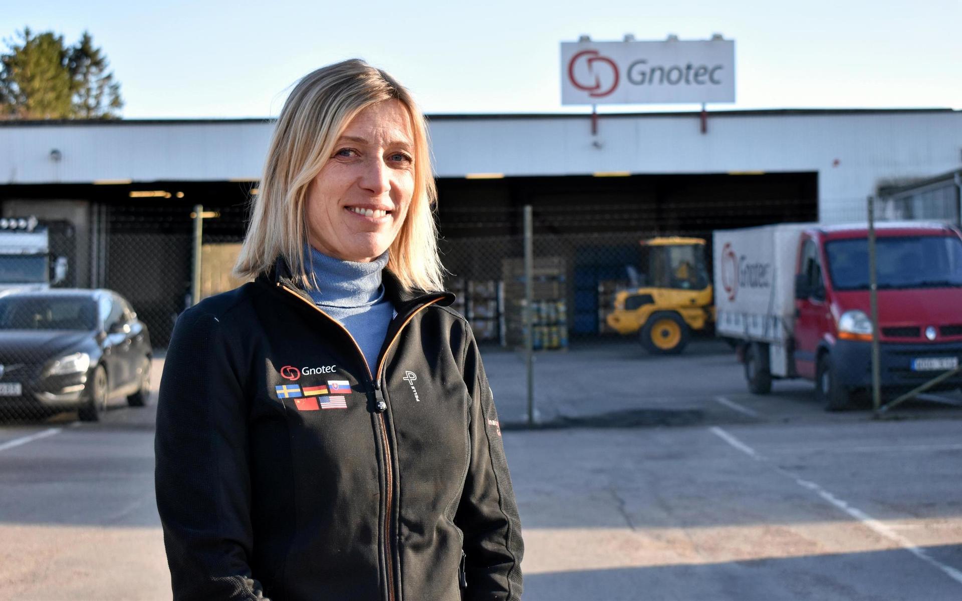 ”Det är viktigare att det blir bra än att det går fort”, säger Christina Nilsson, vd på Gnotec Sweden, om flytten av verksamheten i Reftele. Här står hon utanför fabriken i Kinnared.
