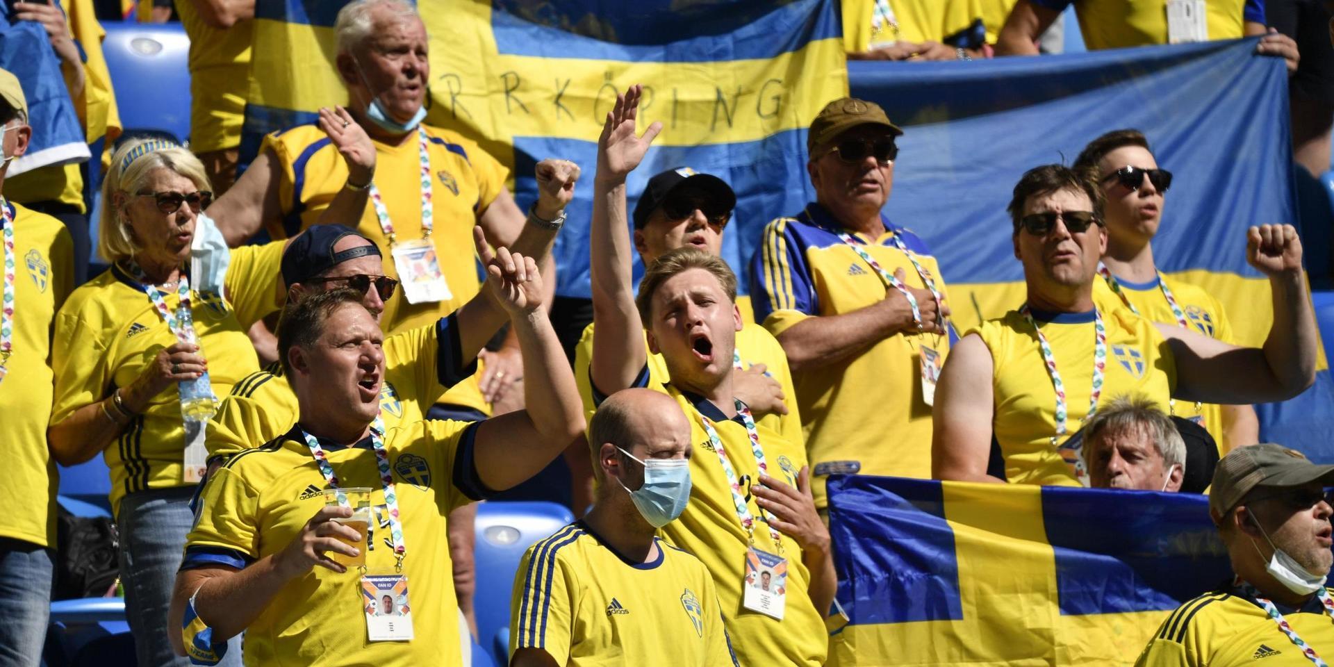 Svenska fans på läktaren inför matchen mellan Sverige och Slovakien under fotbolls-EM i S:t Petersburg.