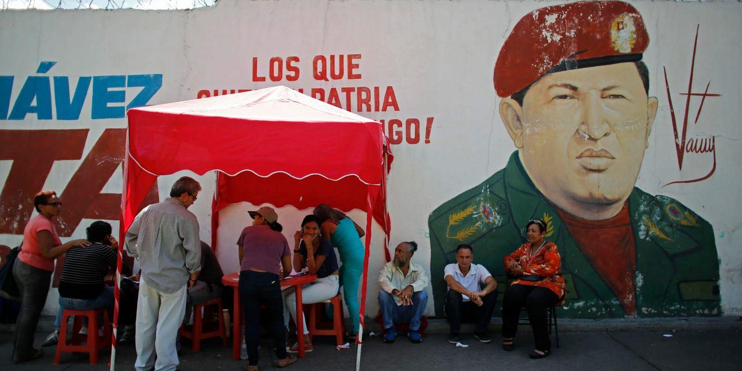 Utanför många vallokaler i Venezuela har Socialistpartiet slagit upp röda tält dit väljare köar med ransoneringskort.