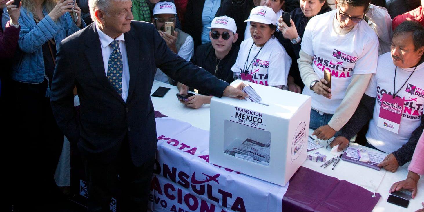 Mexikos tillträdande president Andrés Manuel López Obrador lägger sin röst i den informella omröstningen om Mexico Citys nya flygplats, den 25 oktober.