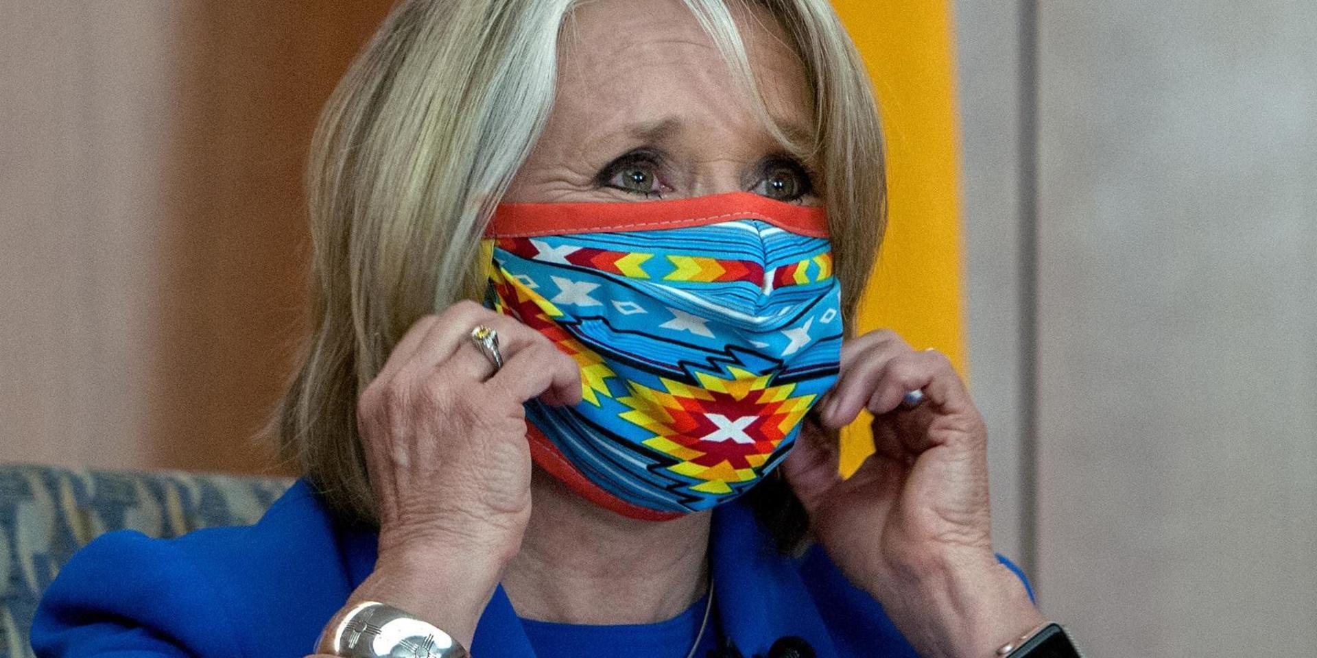 New Mexicos guvernör Michelle Grisham, här med munskydd.