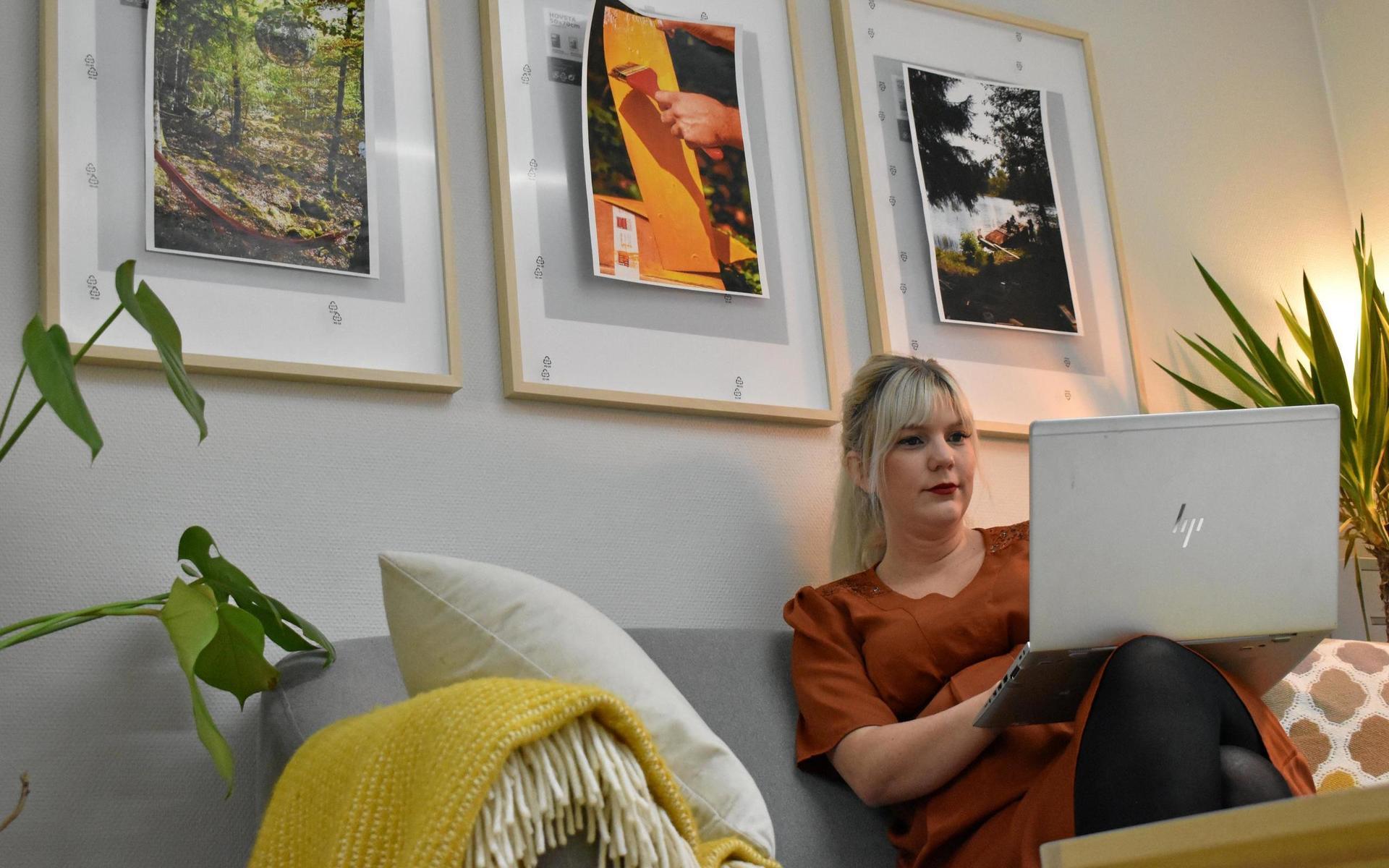 Emma Gröndahl föredrar soffan i sitt arbetsrum framför skrivbordet, berättar hon, då det gäller arbete framför datorn.