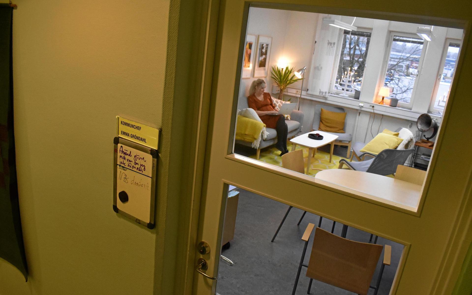 Emma Gröndahl har ett rymligt kontorsrum i kommunhuset som mer påminner om ett vardagsrum än annat. 