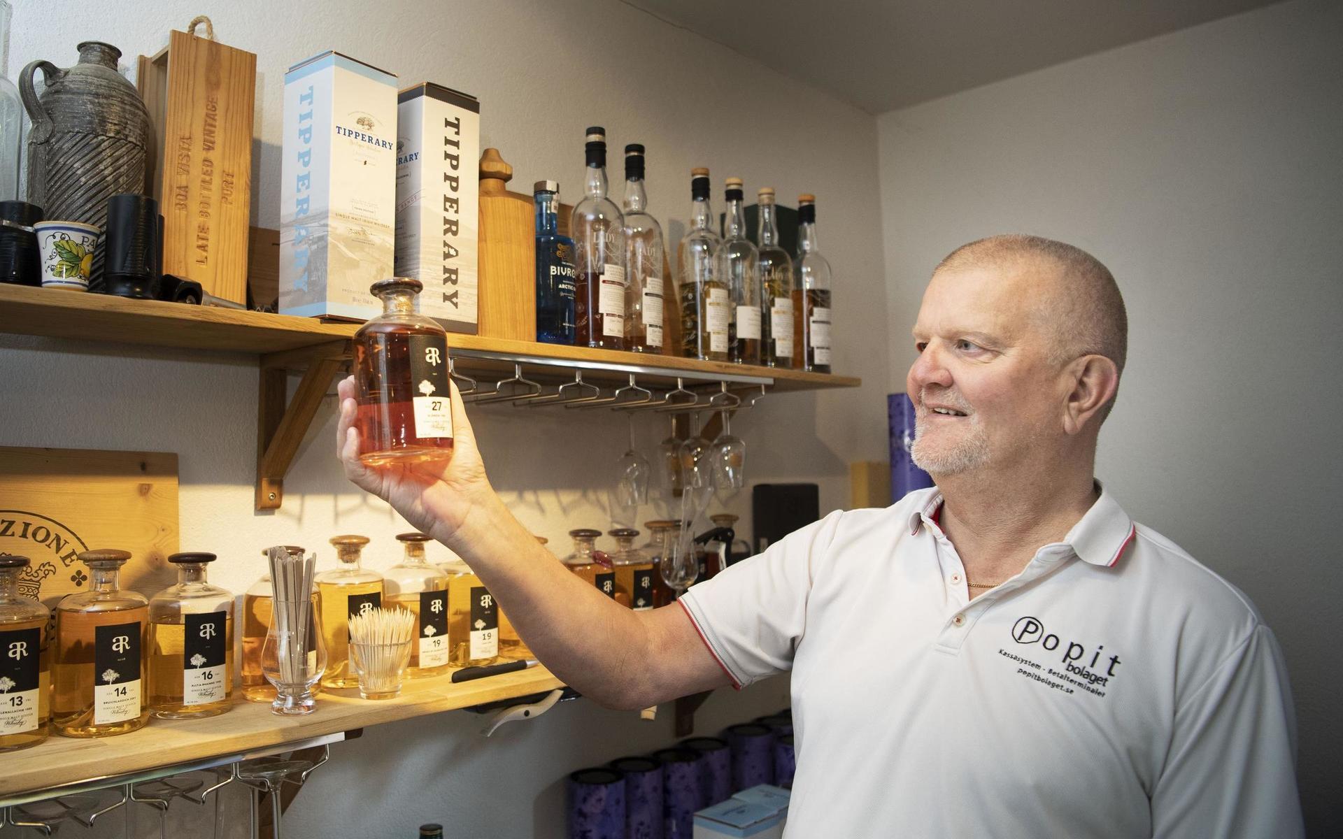 Matts Rydén visar stolt upp företagets karakteristiska flaskor. Etiketten berättar att whiskyn är 27 år gammal.
