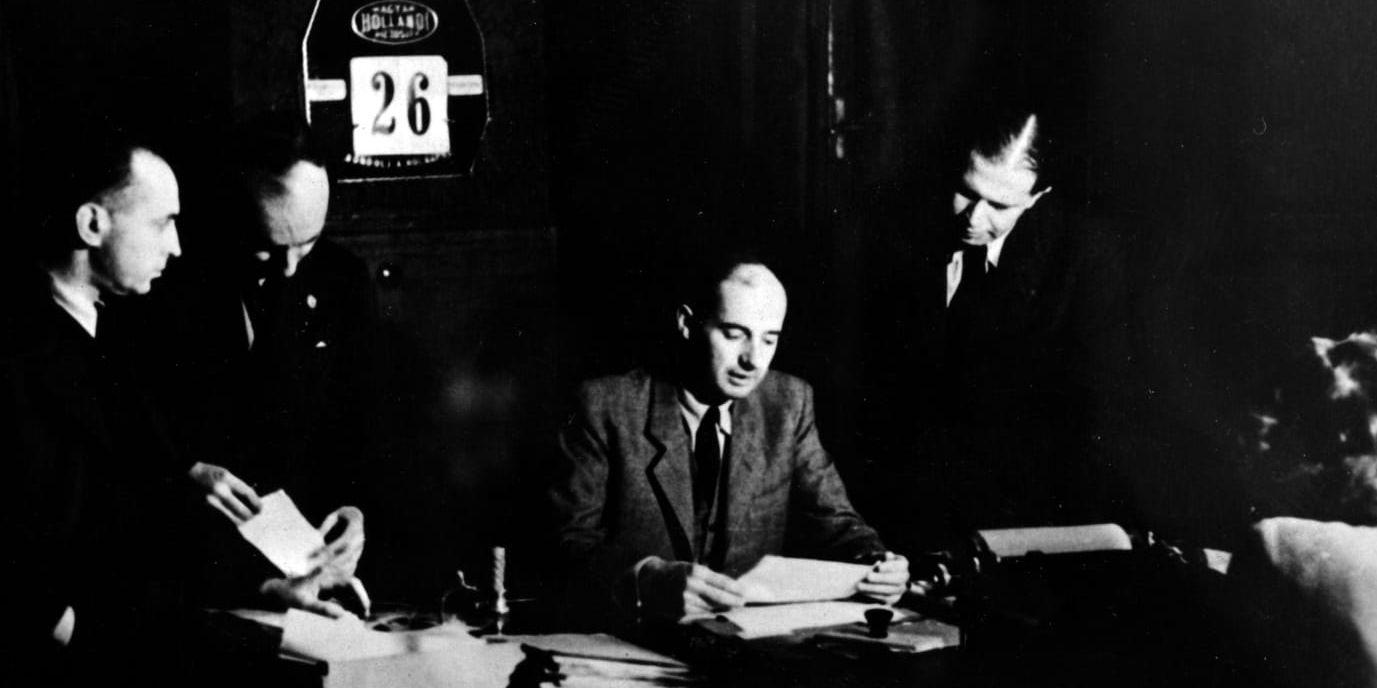 Raoul Wallenberg med några av sina medarbetare i Budapest under krigsåren.