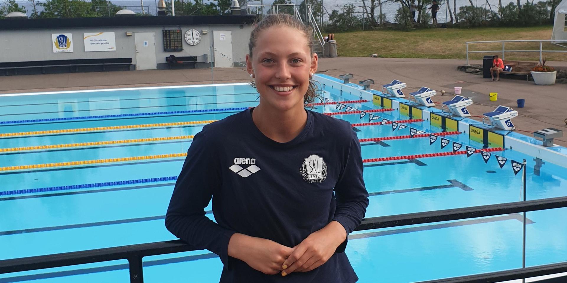 Laxens Moa Bergdahl simmade 100 meter bröst på 1.09,99, vilket är den elfte snabbaste tiden någonsin på distansen i Sverige.