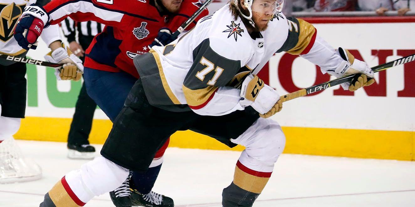 Vegas William Karlsson jagas av Washingtons T J Oshie i NHL-finalen.