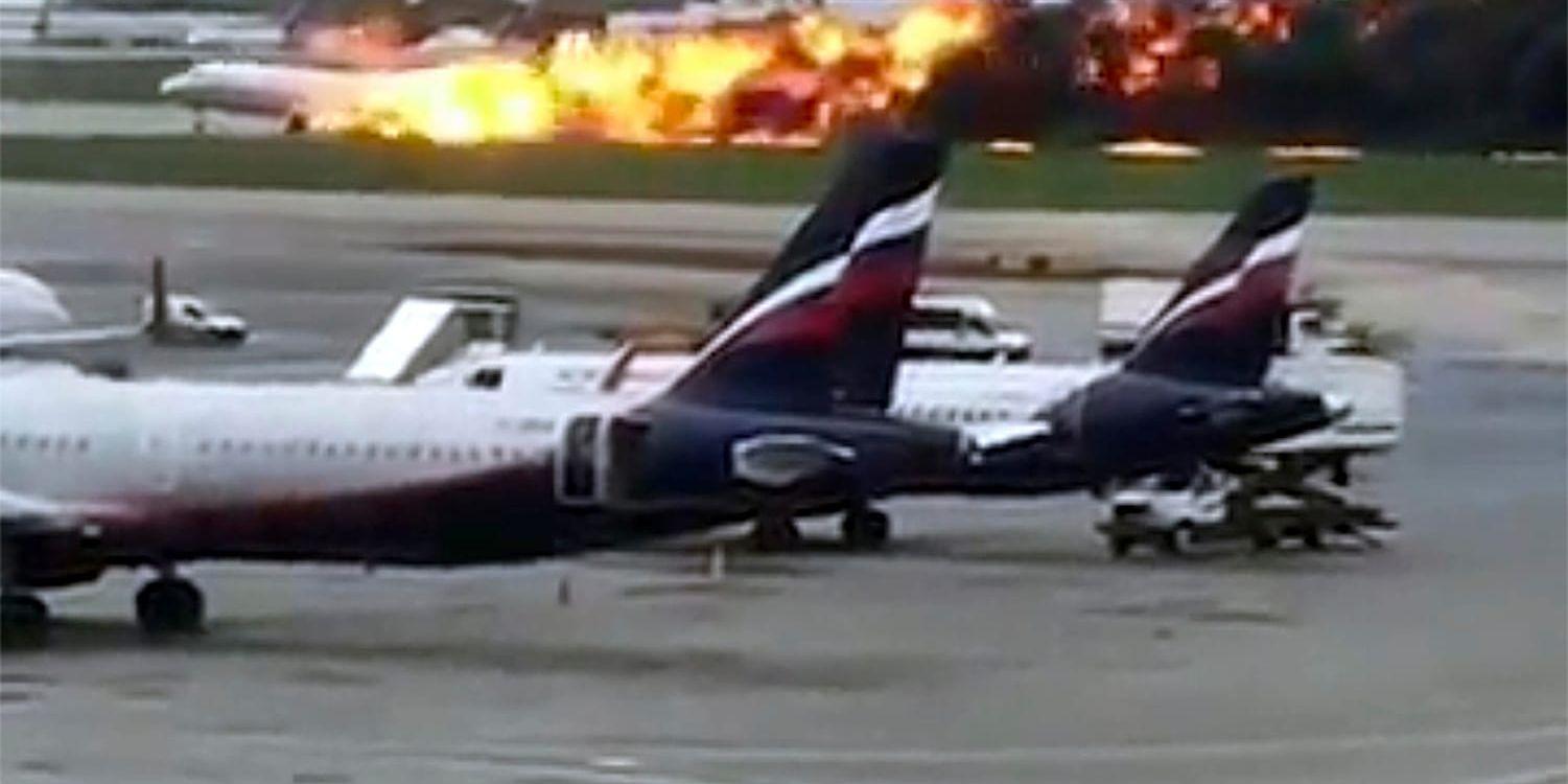 Elden spred sig snabbt efter nödlandningen med ett Aeroflotplan i Rysslands huvudstad Moskva.