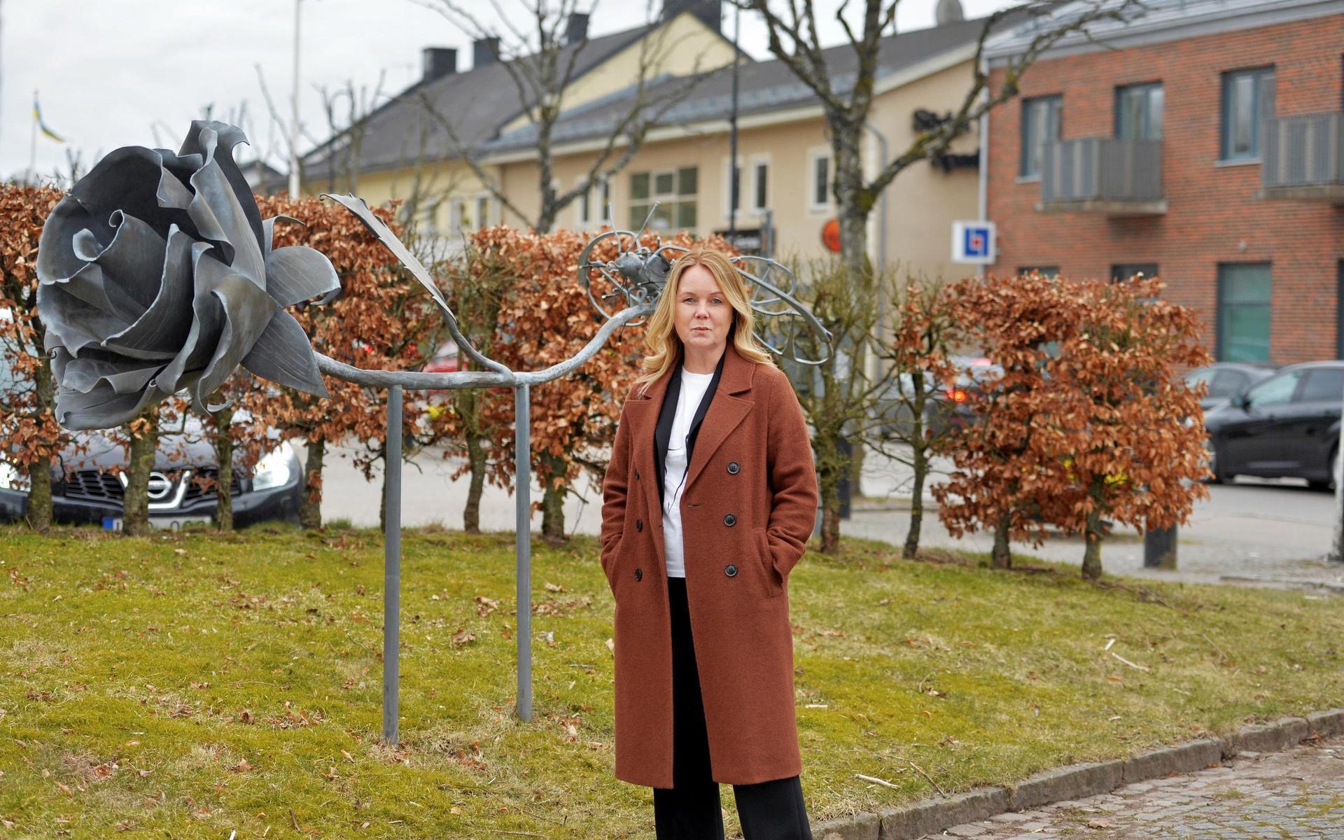 Jennie Nilsson vid statyn Rosen i Hyltebruk.