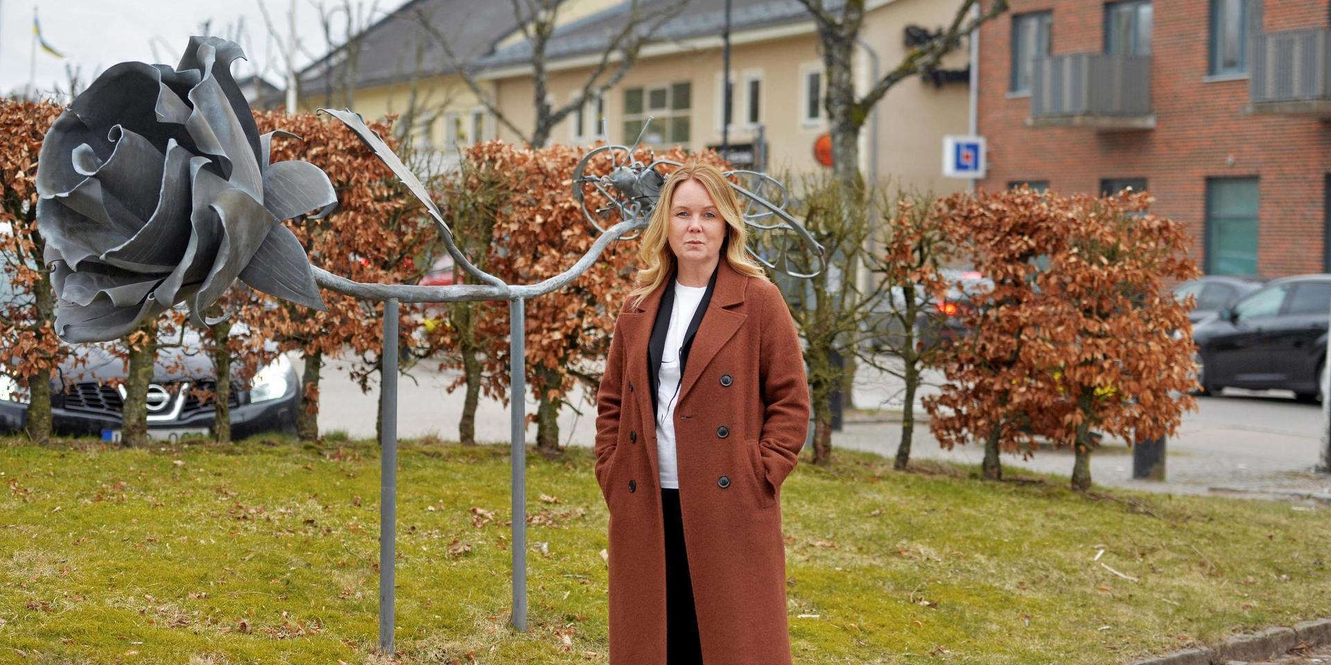 Jennie Nilsson vid statyn Rosen i Hyltebruk.
