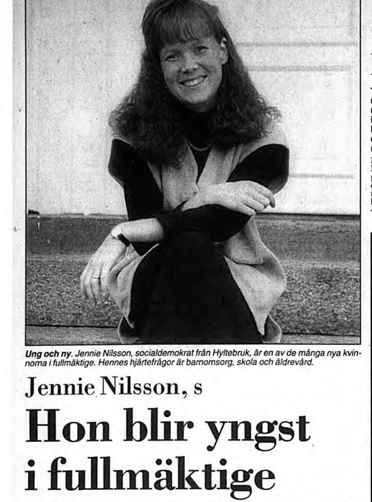 20 oktober 1994. Jennie Nilsson (S) har valts in i kommunfullmäktige och är som 22-åring den yngsta ledamoten. ”Jag tyckte att vi behövde släppa fram fler unga och fler kvinnor om vi ville ha förändring och förnyelse”, säger Jennie.
