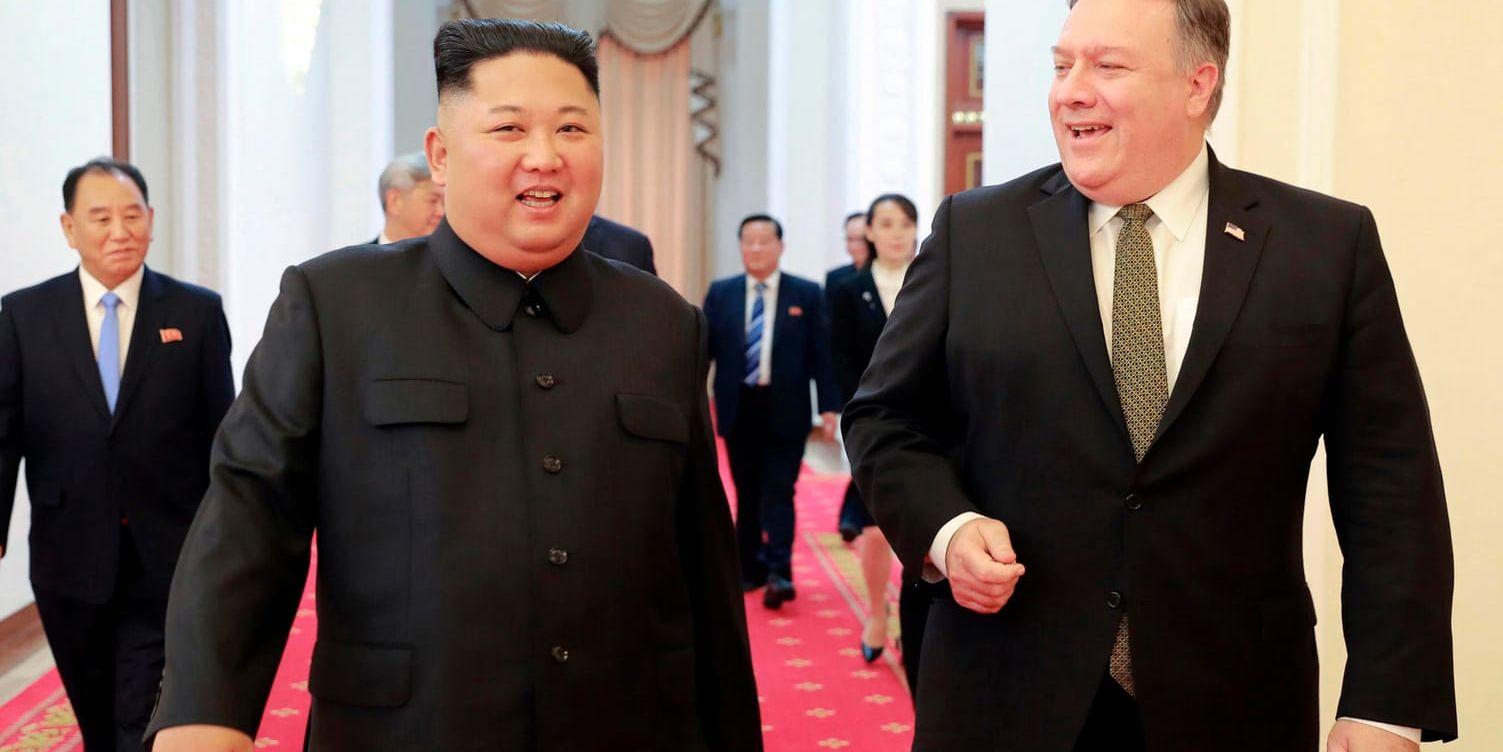 USA:s utrikesminister Mike Pompeo med Nordkoreas ledare Kim Jong-Un inför mötet i Pyongyang i söndags.