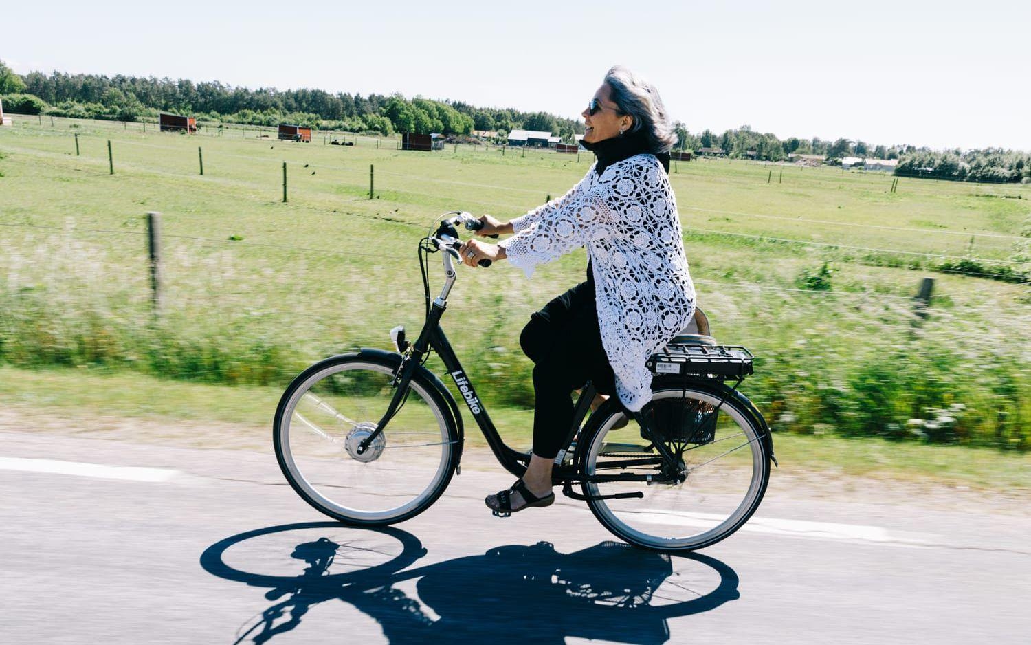 Att skaffa elcykel var ett bra beslut, tycker Heléne och Micael. ”På cykel kan man uppleva så mycket och det är härligt att kunna ta sig längre sträckor”, tycker Heléne. Bild: Anders Andersson