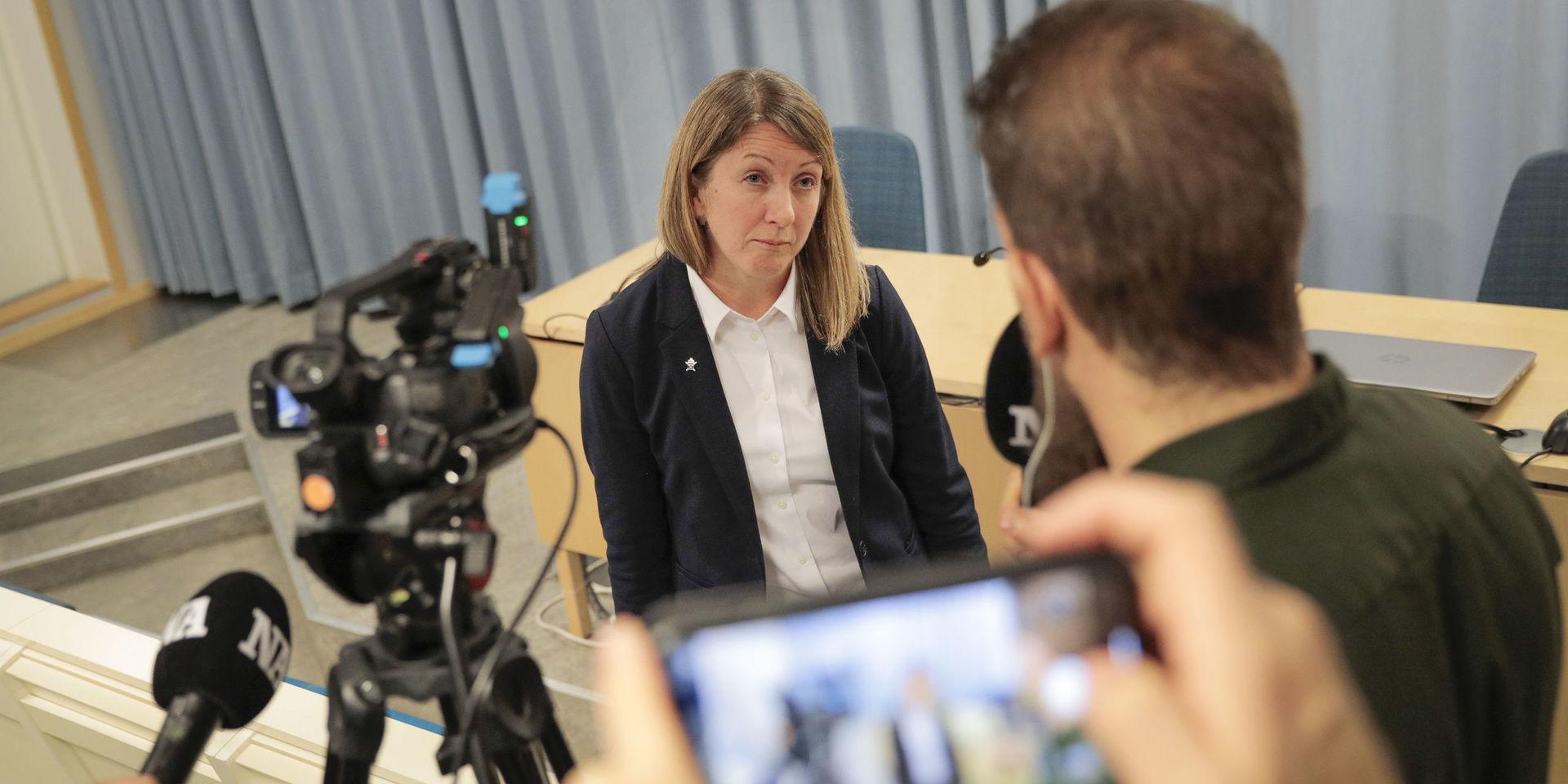 Åklagare Åsa Hiding under en pressträff om mordåtalet mot mannen. 