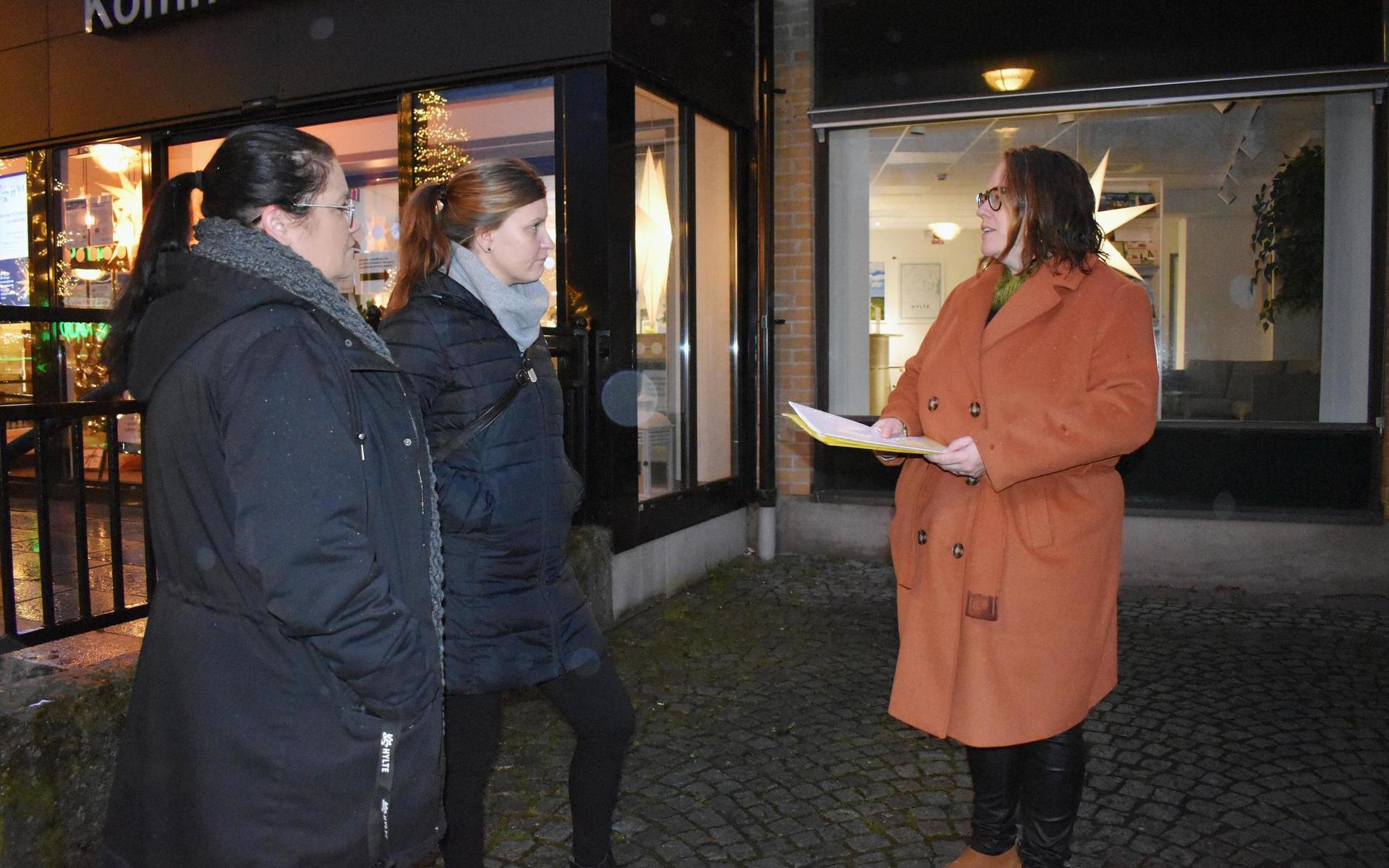 Föräldrarna Camilla Kulju och Caroline Norén stämde träff med oppositionsrådet Anna Roos utanför kommunhuset på tisdagen för att överräcka namninsamlingen och statistikunderlaget för skolornas resultat i Hylte. 