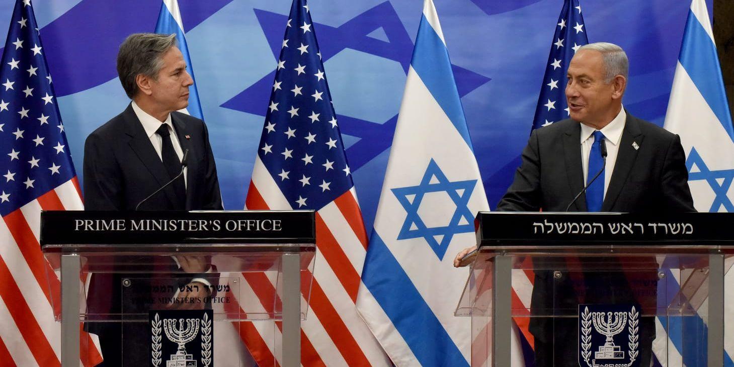 USA:s utrikesminister Antony Blinken (t v) och Israels premiärminister Benjamin Netanyahu på pressträff efter måndagens möte i Jerusalem.