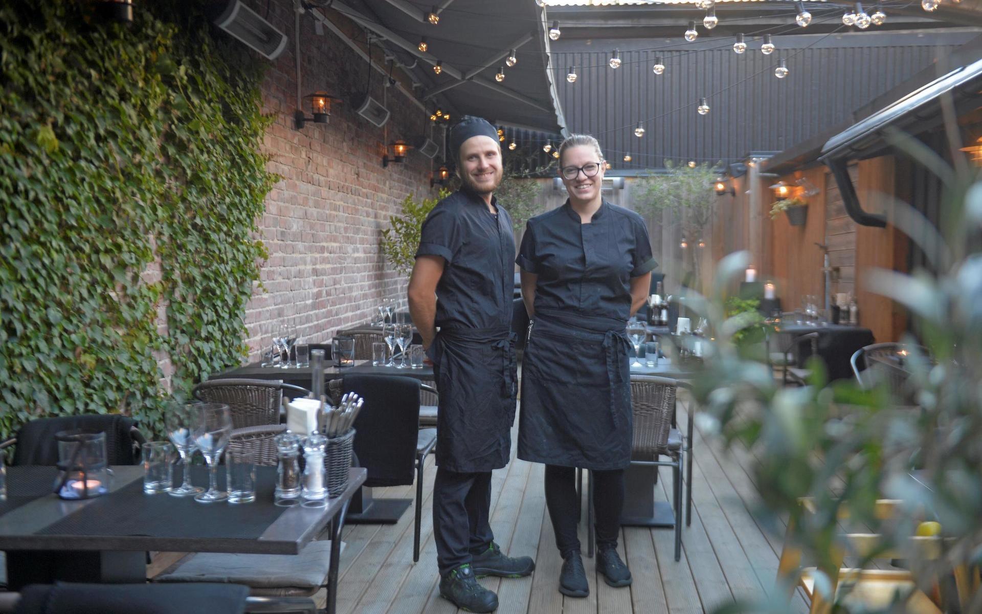 Ludwig Gustavsson och Susanna Hoving öppnar upp restaurangens innergård. 