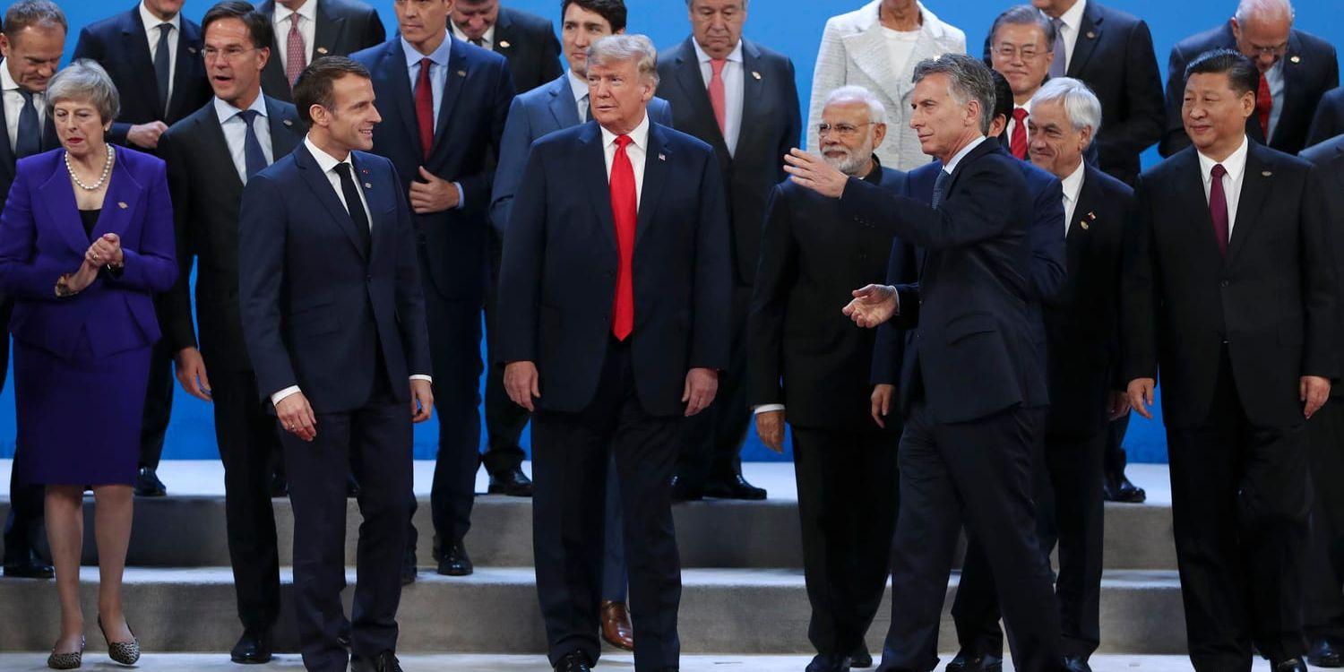 Argentinas president Mauricio Macri organiserar ett gruppfoto på G20-mötet i Buenos Aires.