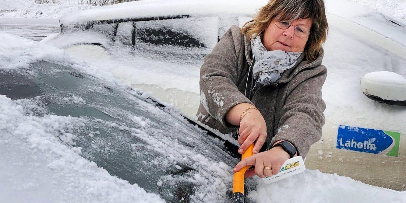 Anette Kruthammar, planerare på hemtjänsten i Våxtorp, skrapar frosten av en Nissan Leaf. Bilden togs i förra veckan, om allt nu fungerar som det ska kommer elbilarna att stå värmda och upptinade redan på morgnarna framöver.