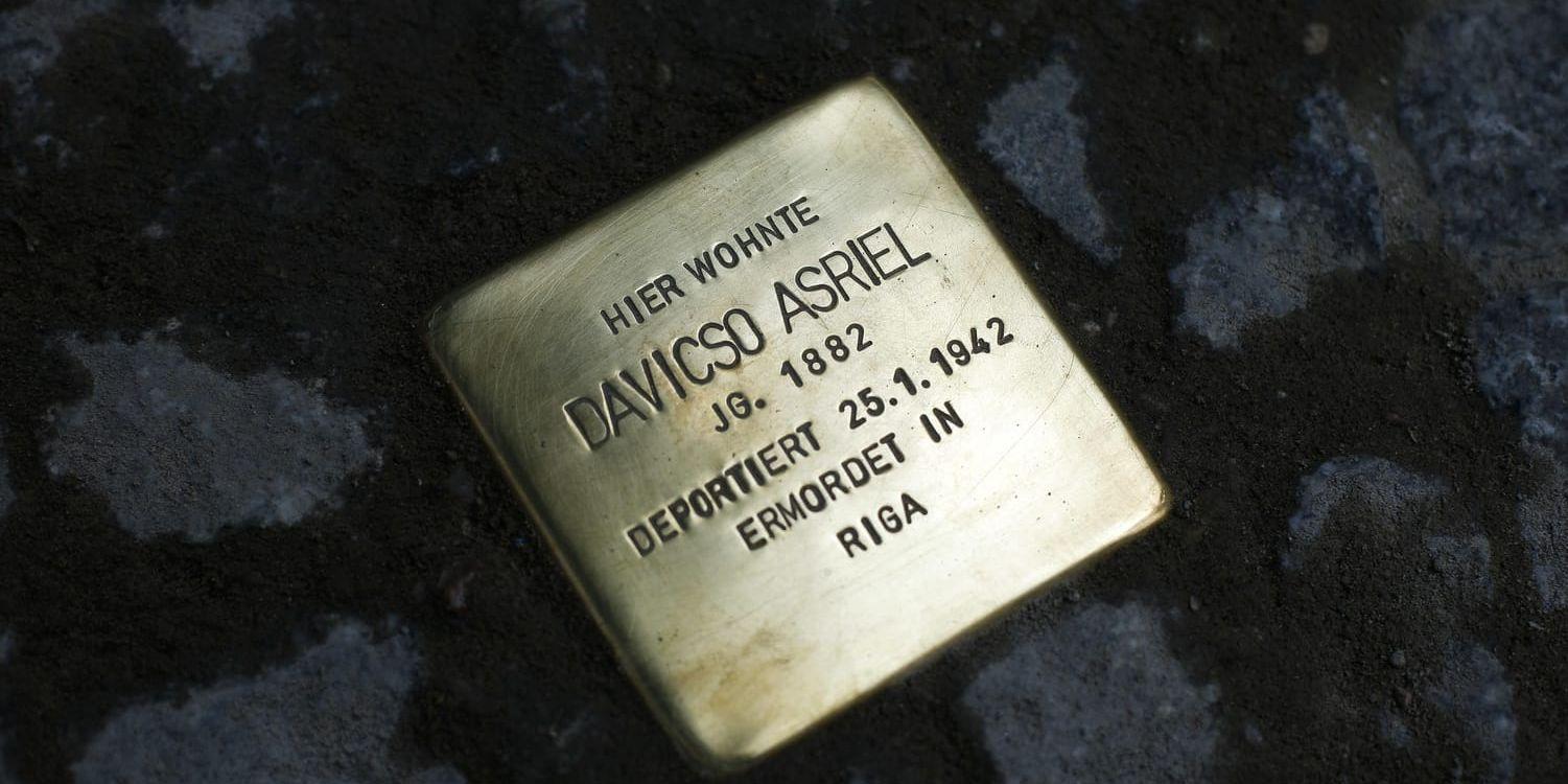 En snubbelsten i Berlin. Nu kommer även Stockholm få sina första stenar till minne av Förintelsens offer. Arkivbild.