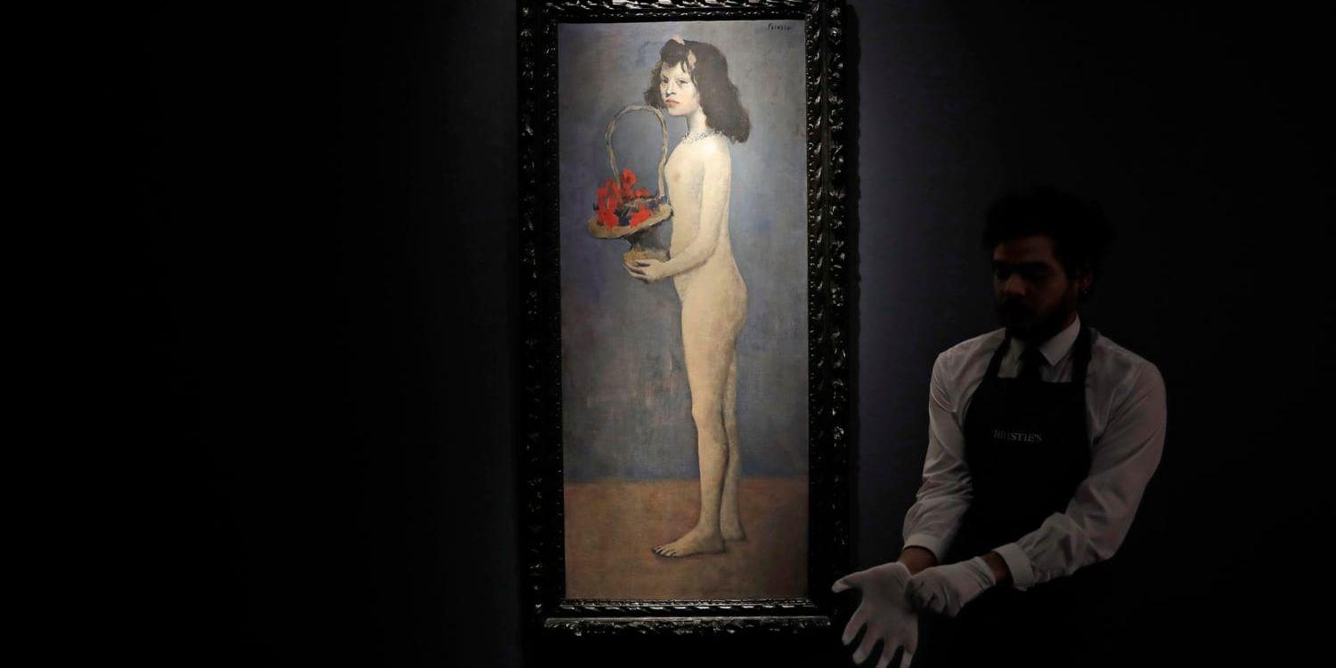 En anställd på Christie's förbereder "Flicka med blomsterkorg", som såldes för en miljard kronor. Arkivbild.