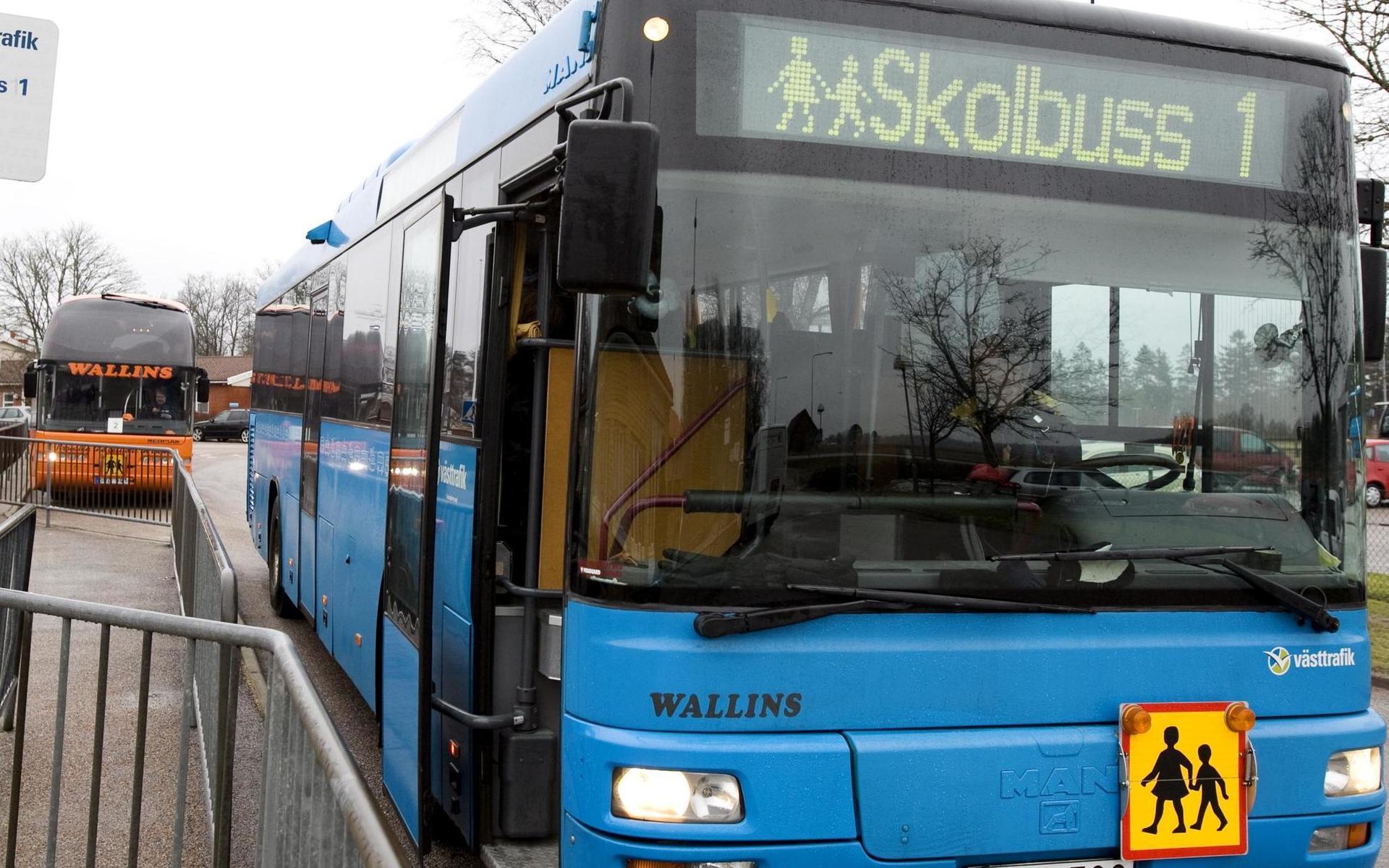 Till hösten finns det inte längre plats i bussen att plocka upp alla högstadieelever i Skummeslövsstrand. Tidigare har även elever som har mindre än fyra kilometer till busshållplatsen fått åka med.