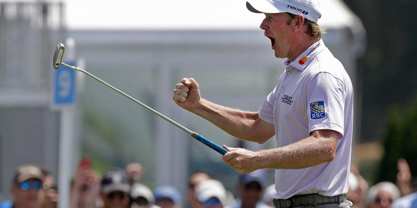Brandt Snedeker skriker ut sin glädje efter att han blivit den tionde spelaren att gå en runda i en PGA-golftävling under 60 slag. Han behövde 59 första dagen i Greensboro, North Carolina.