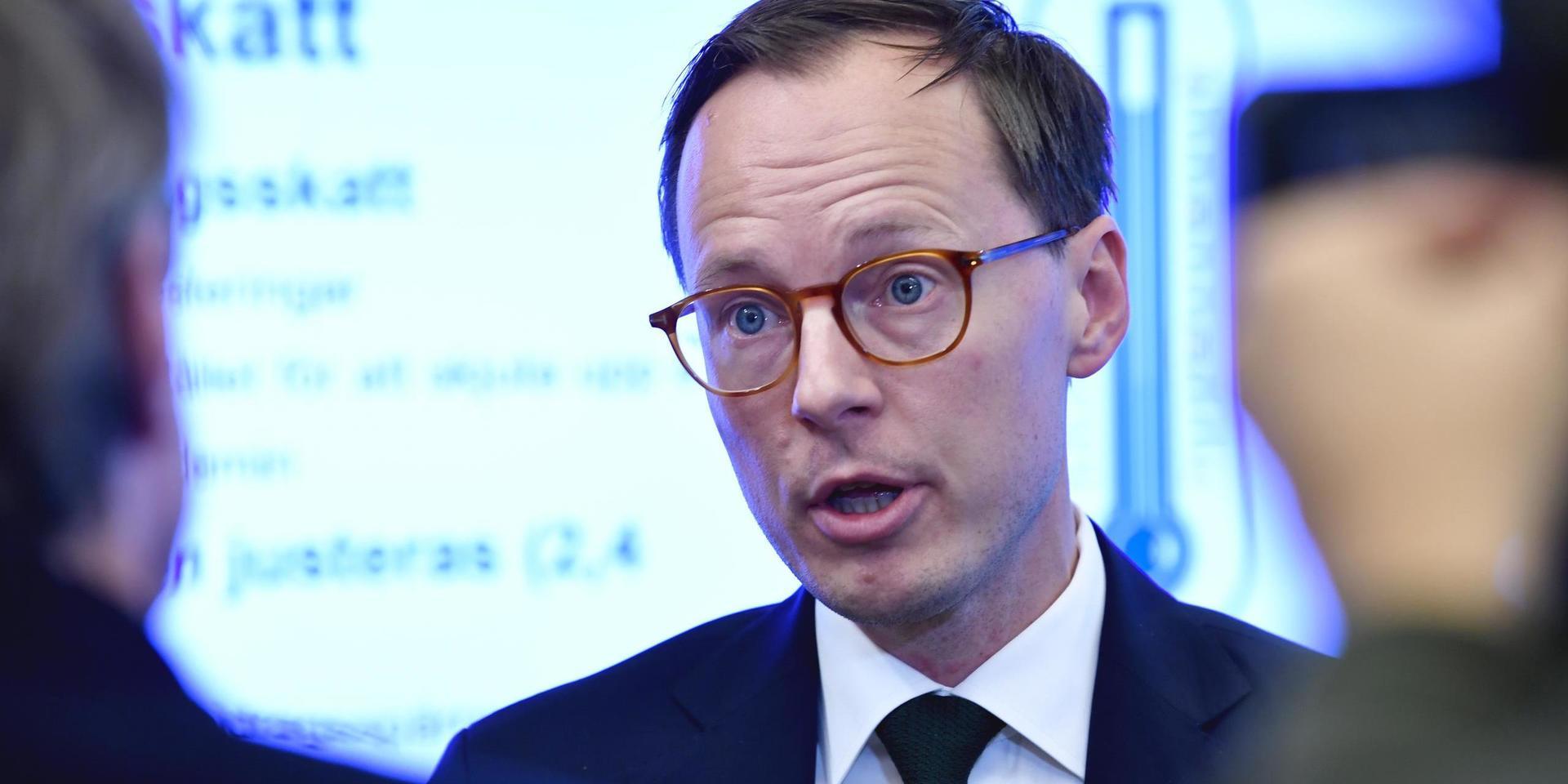 Mats Persson, ekonomisk-politisk talesperson för Liberalerna (L), uppger att partiet är överens med Centerpartiet och regeringen om att förlänga stödet för ras i omsättningen till enskilda näringsidkare två månader. Arkivbild.