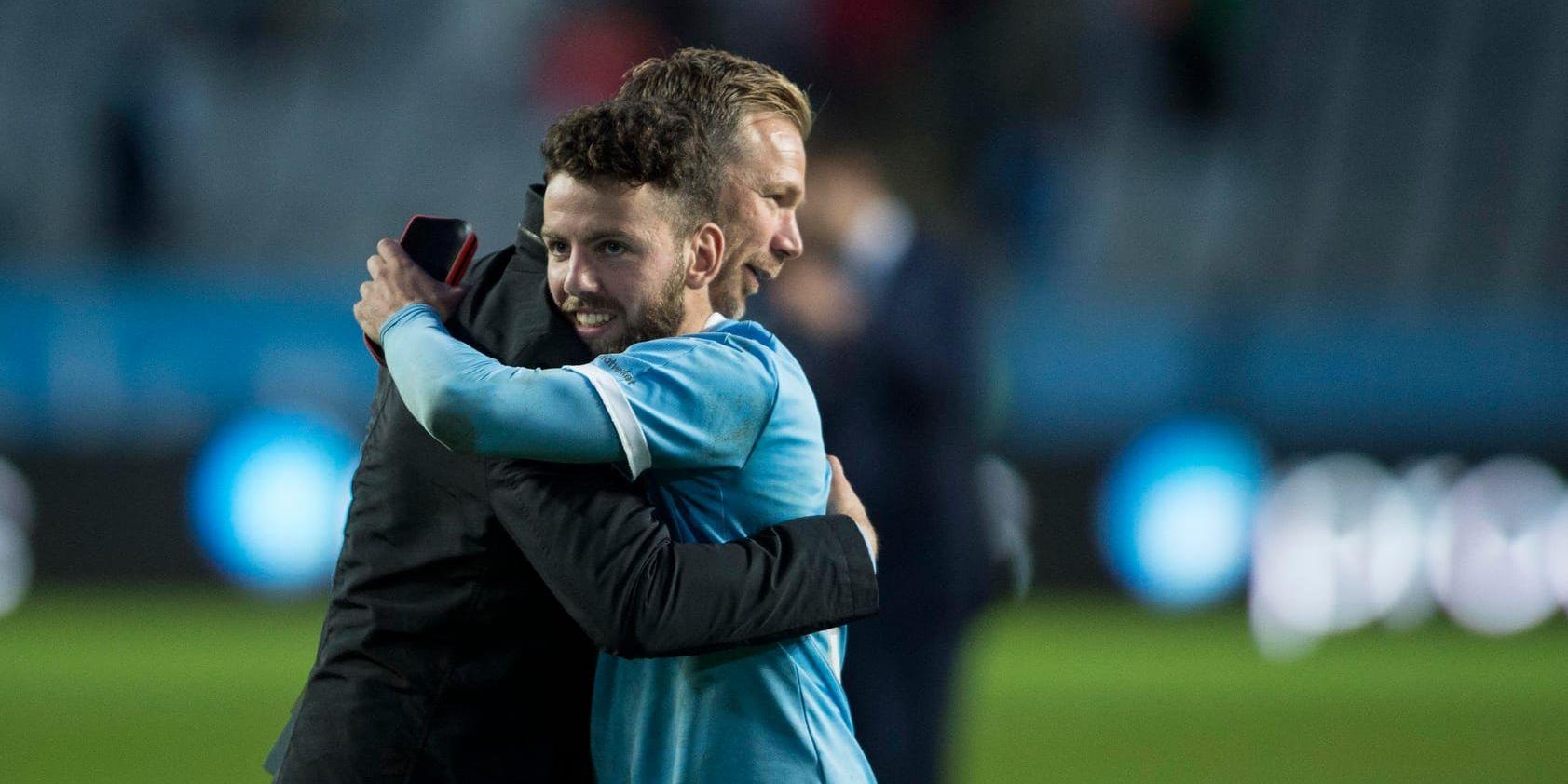 Malmö F:s guldtränare Magnus Pehrsson kramar om Erdal Rakip.