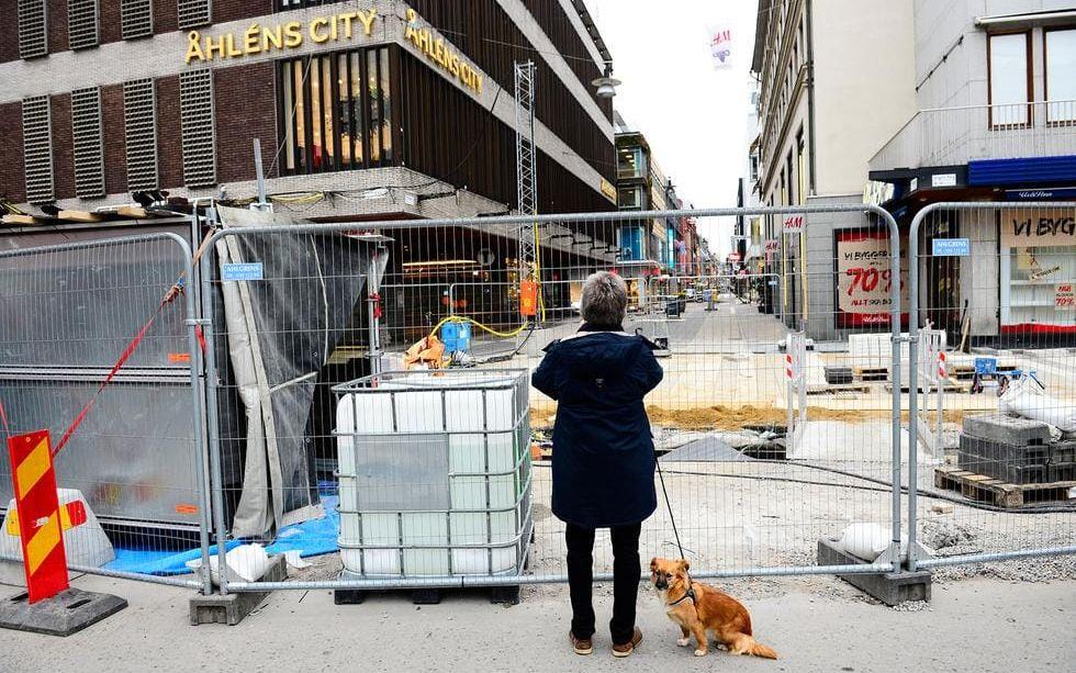 Dagen efter attentatet i centrala Stockholm var området kring mordplatserna fortsatt avstängt för teknisk undersökning. 