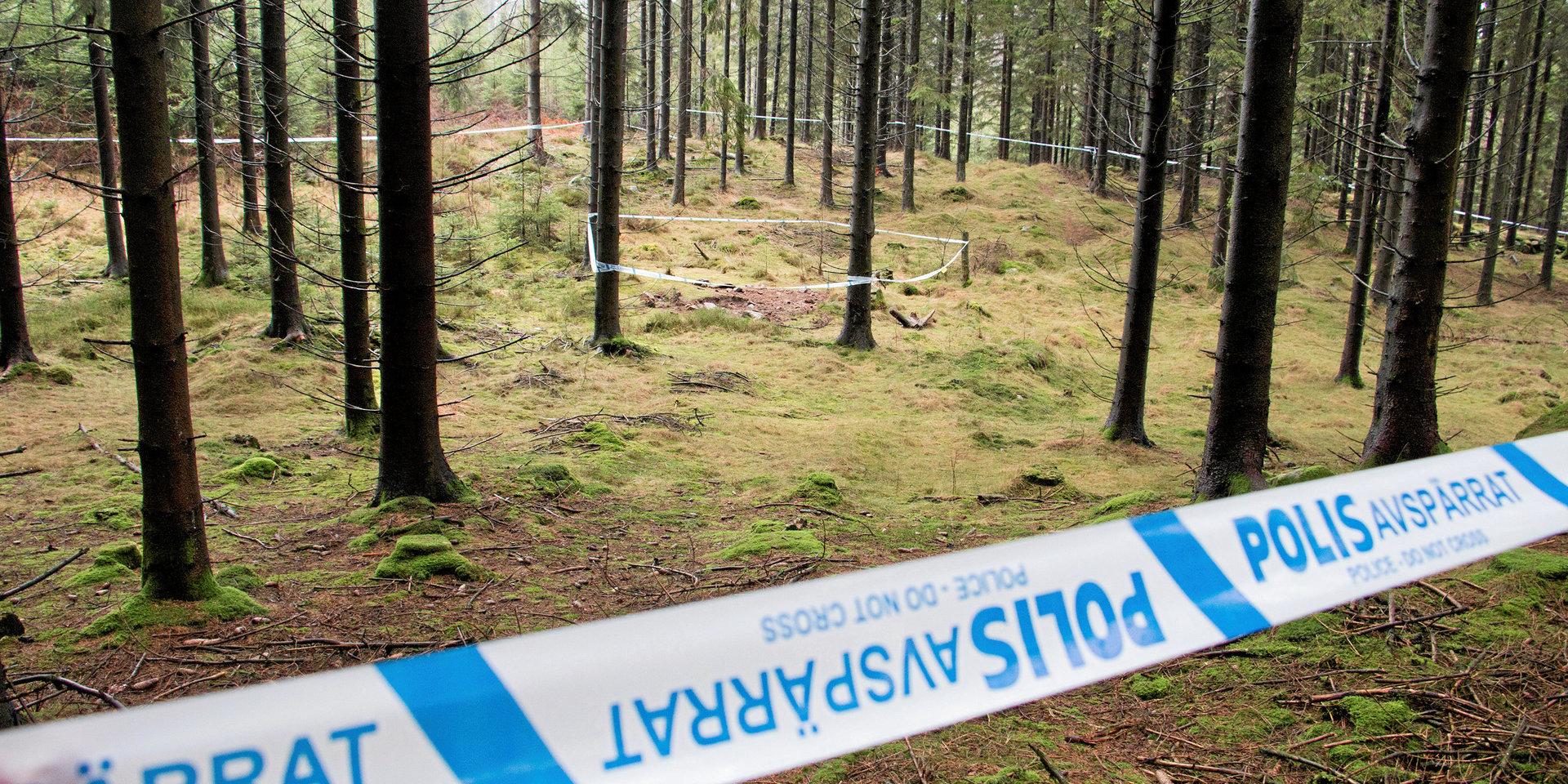 Avspärrningarna runt fyndplatsen i skogen har inte upphävts. Polisen har hittat nya saker där och kommer att fortsätta med tekniska undersökningar.