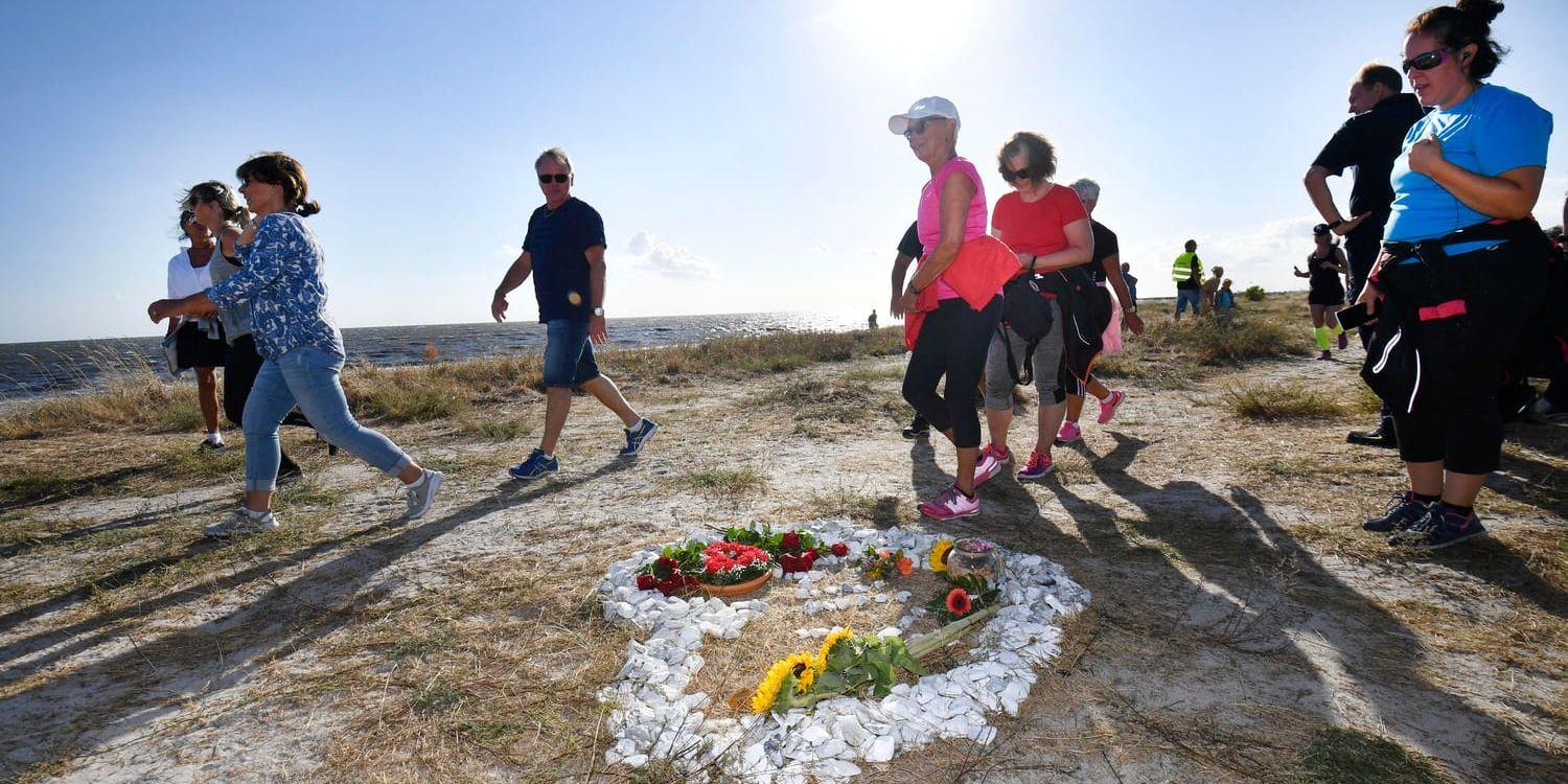 Över 570 personer har anmält sig för att springa ett minneslopp i Trelleborg för att hedra den mördade journalisten Kim Wall. Deltagarna passerar bland annat en minnesplats för Kim Wall, som byggts av vita stenar på stranden.